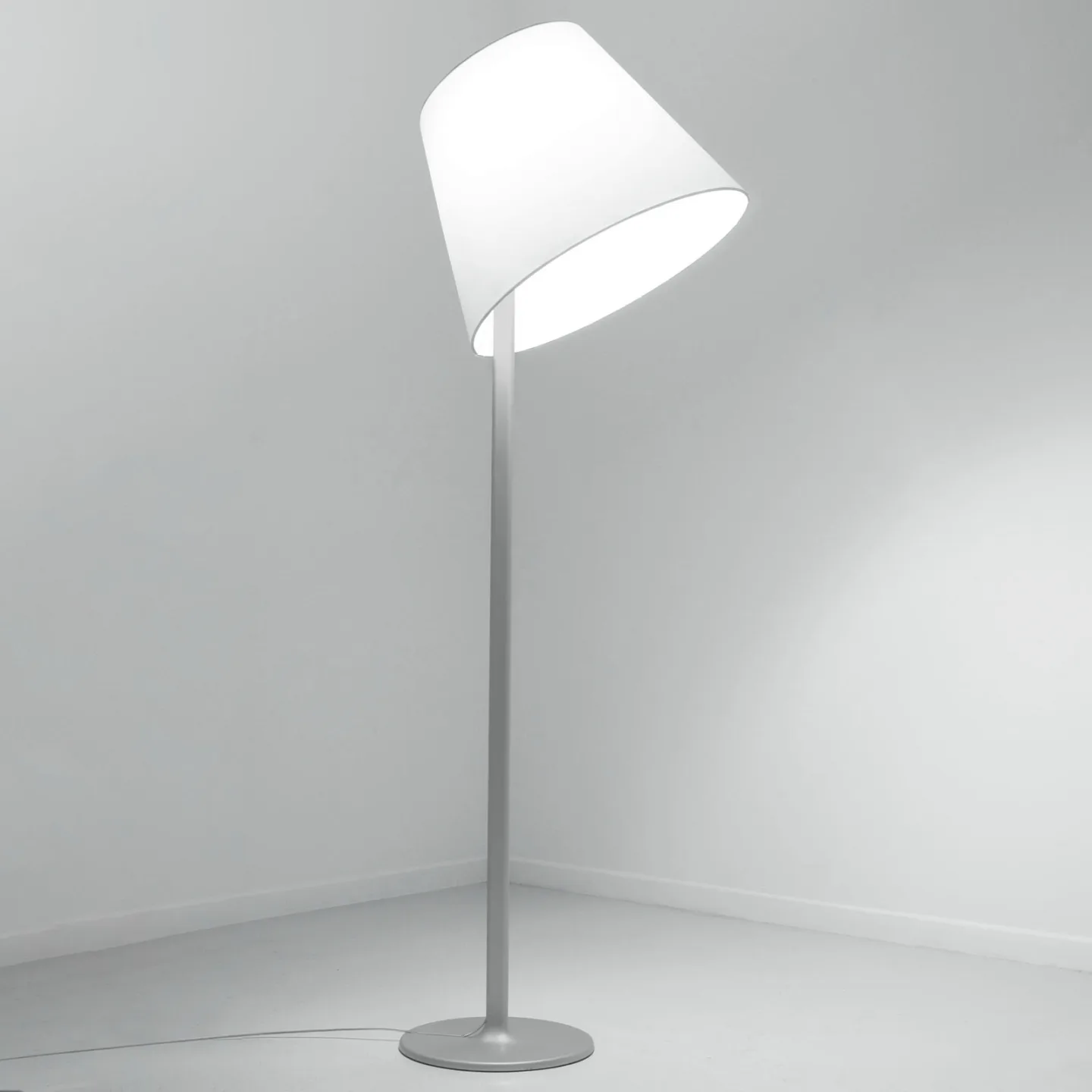 Melampo Mega F Golvlampa Grå - Artemide - Vardagsrum - Design - Tyg / textil - Med lampskärm