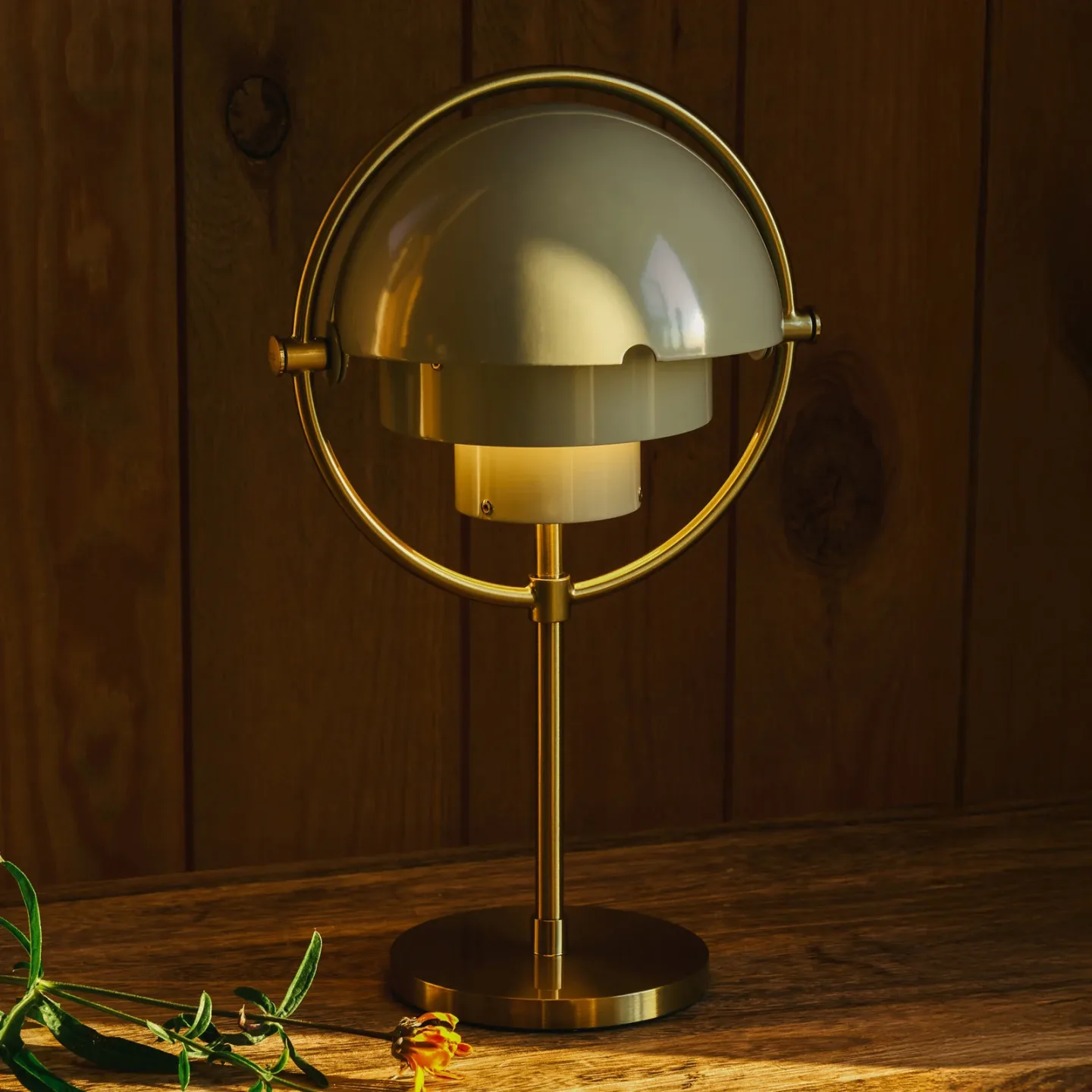 Multi-Lite Portable bordlampe, messing/grå, 30 cm - Gubi - Stue - Design - Metal - Med skærm