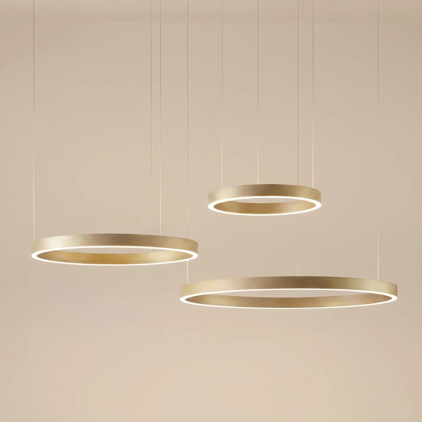 Aureon LED-Hängelampe, gold, Ø 80 cm, dimmbar, CCT - Quitani - Wohnzimmer - Modern - Aluminium - Mehrflammig