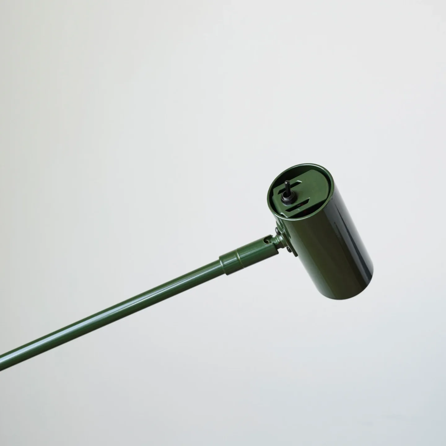 Cato gulvlampe skoggrønn/svart høyde 134 cm dimbar - Belid - Stue - Design - Metall - Sylinder