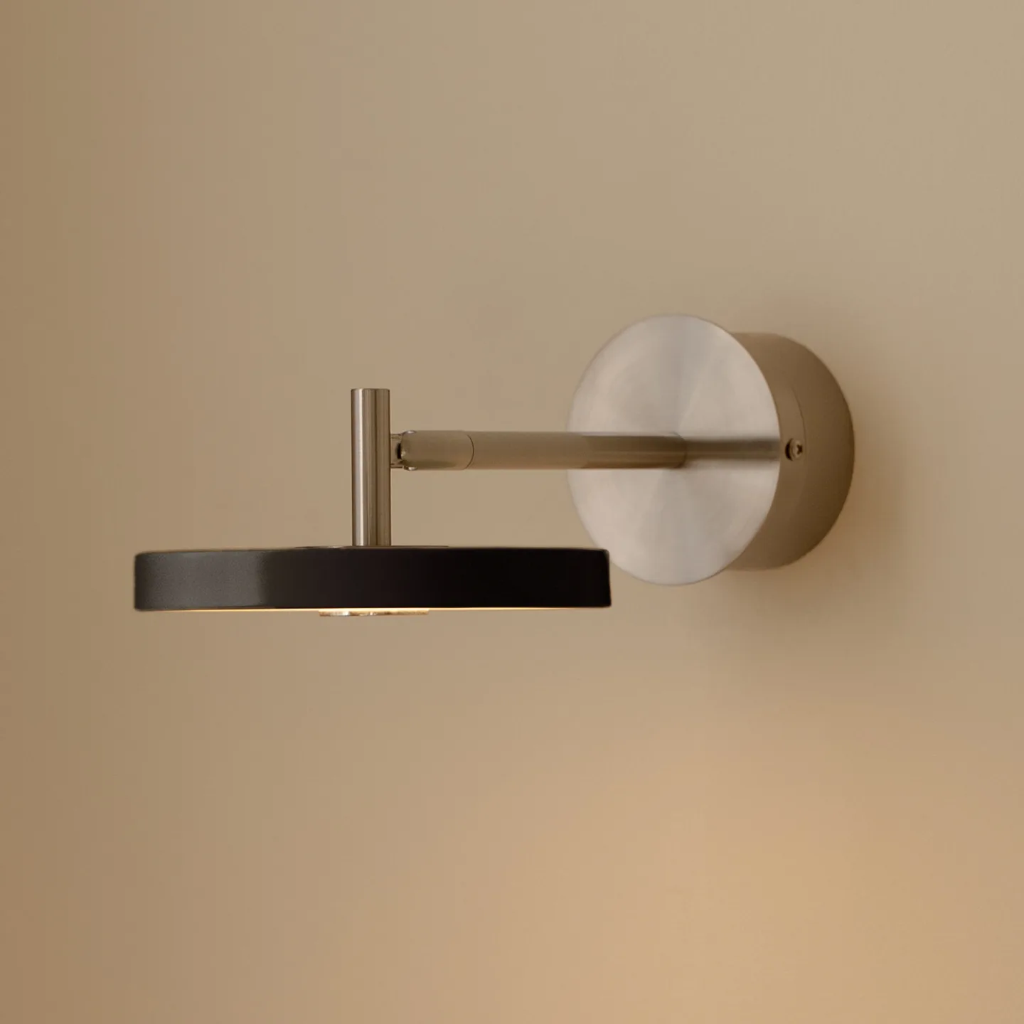 Asteria Short LED-Wandlampe, schwarz Stahl, Hardwire - UMAGE - Wohnzimmer - Design - Metall - Einflammig