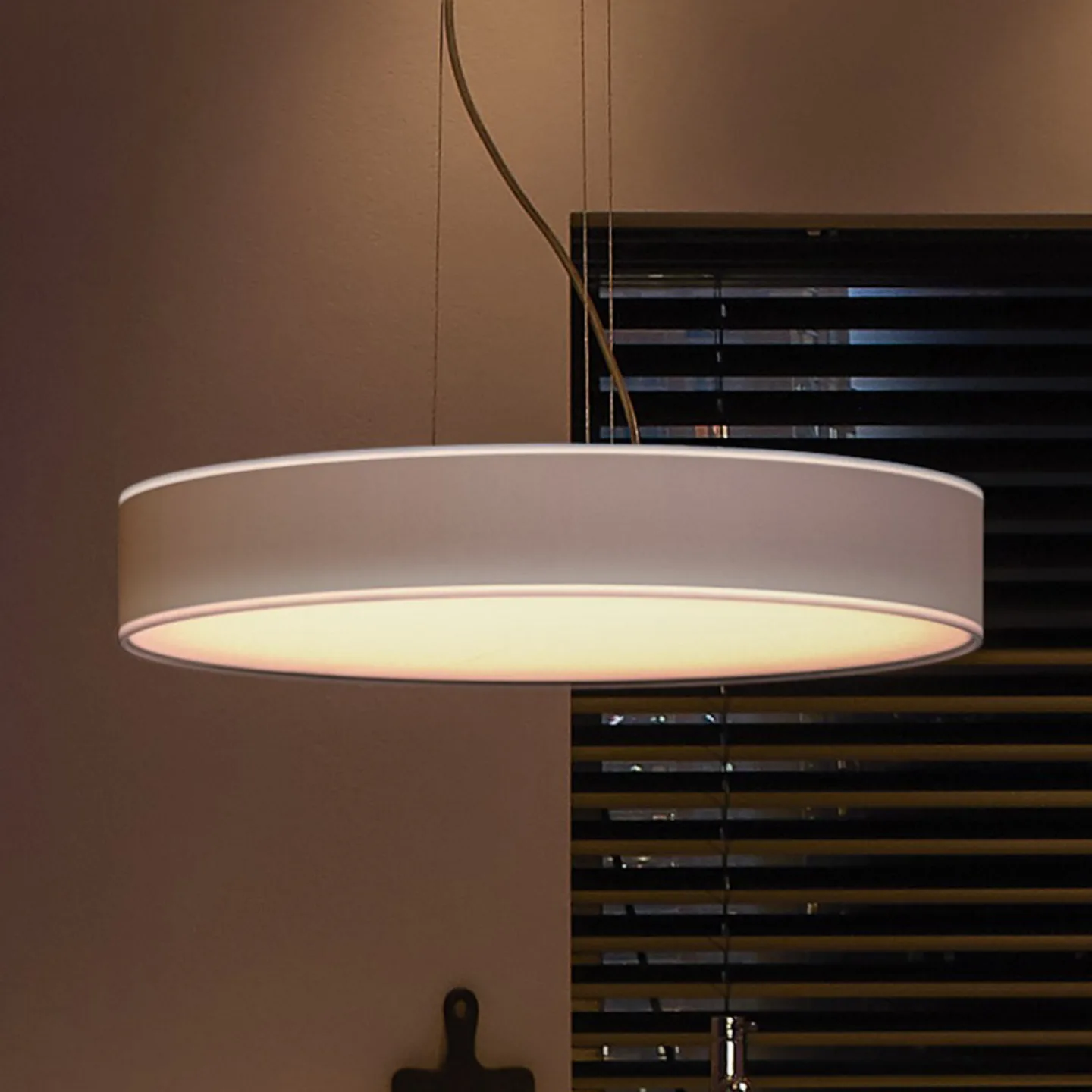 Hue Enrave Pendel White Amb. White - Philips Hue - Stue - Moderne - Metal - Med én lyskilde