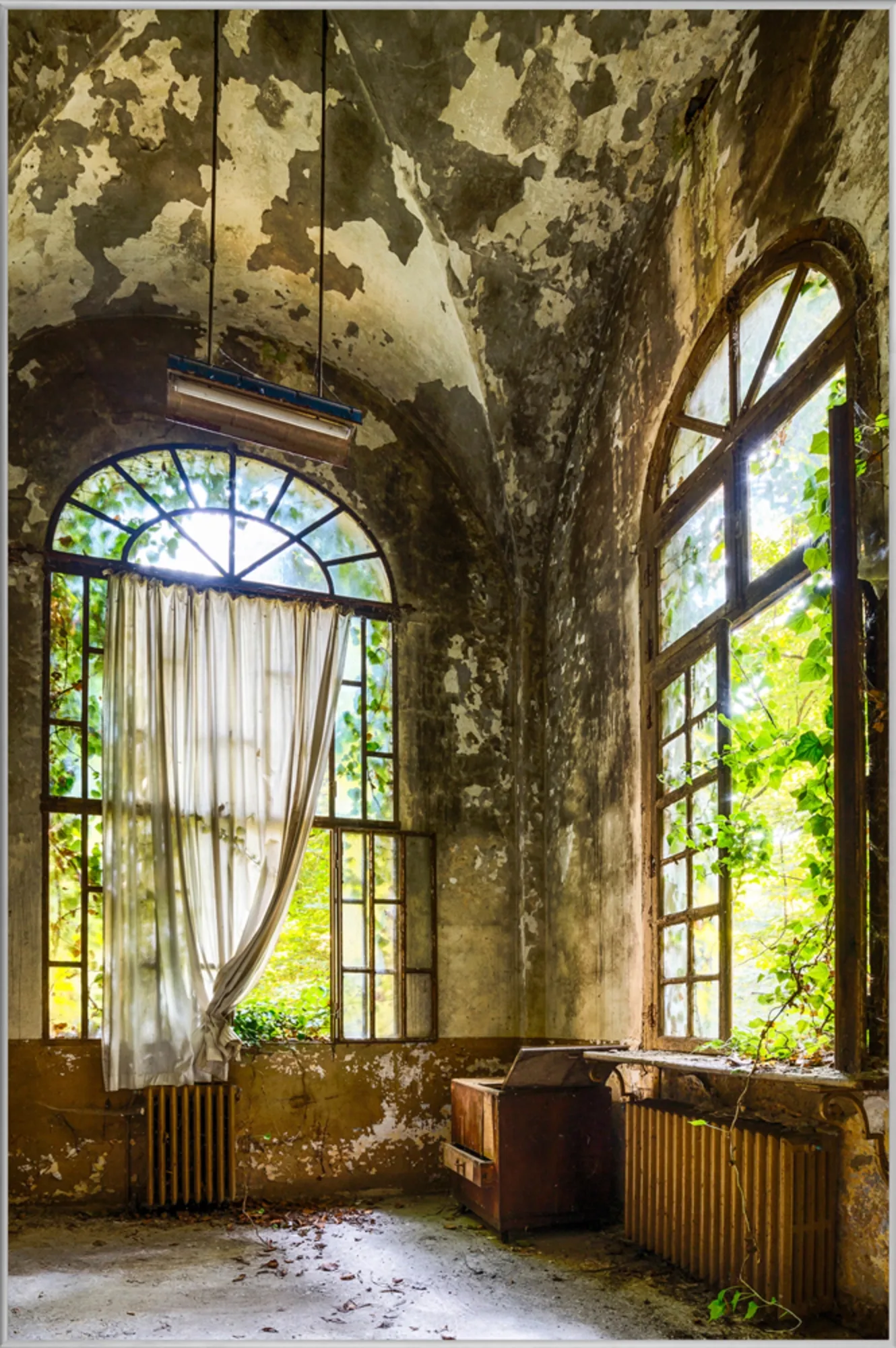 image LAND Bild mit Rahmen Raum in Verlassener Villa | Schubiger Möbel