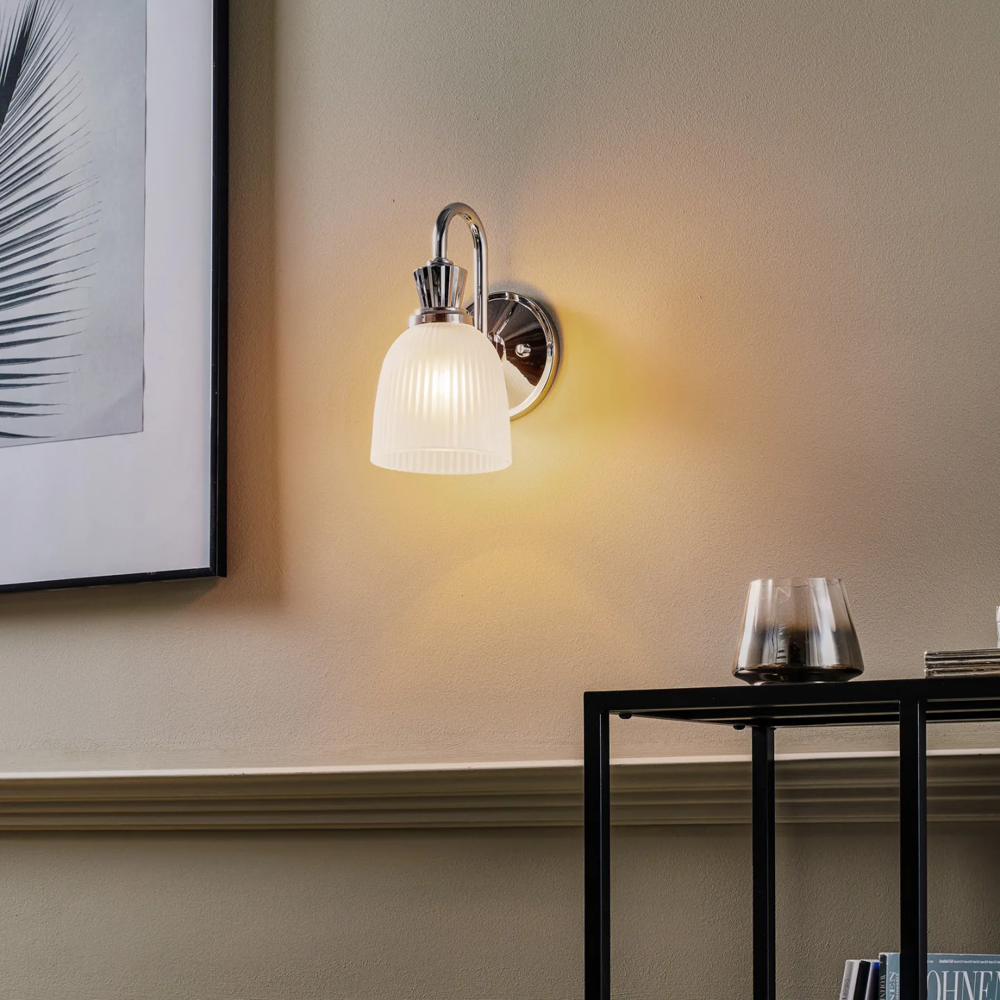Cora LED-Bad-Wandleuchte, 1-flammig, Glas, IP44 - Elstead - Badezimmer - Modern - Metall - Einflammig