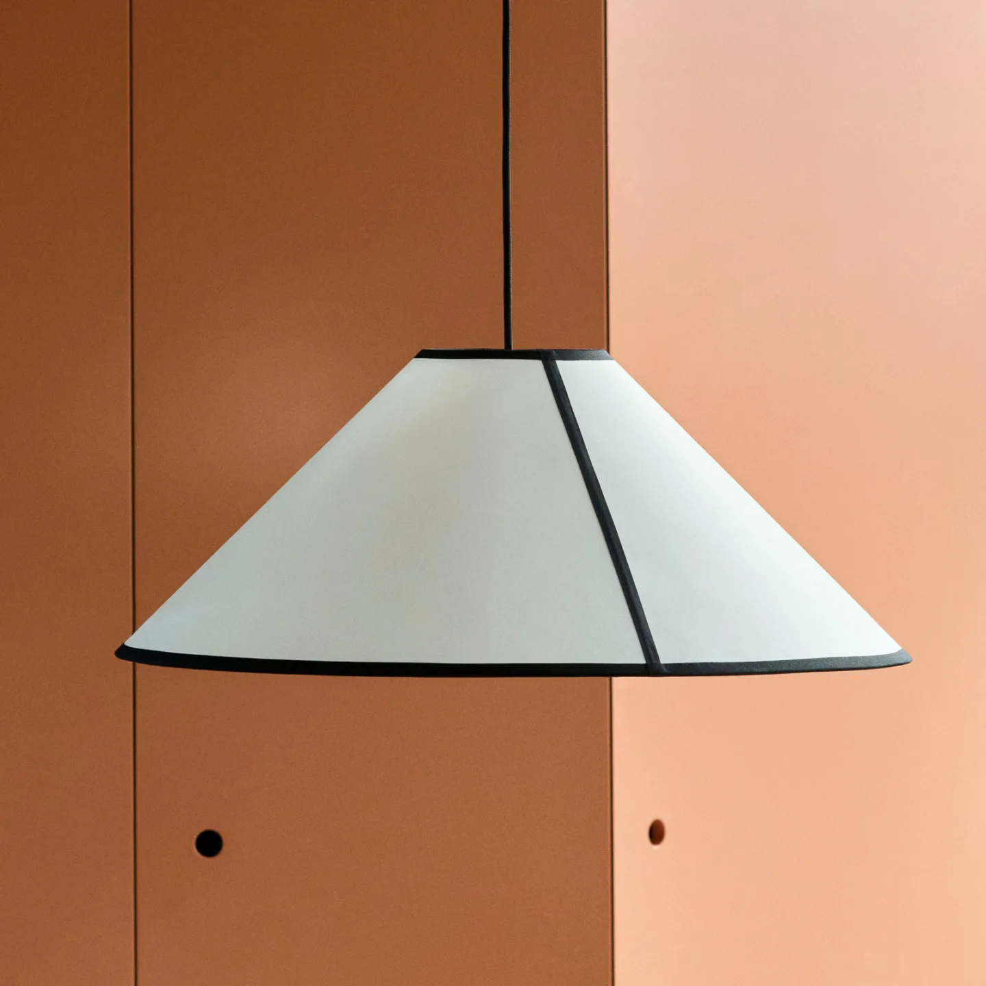 Ava pendellampe, Ø 60 cm, hvit/svart, E27 – HAY - Stue - Design - Plast - Med en lyskilde