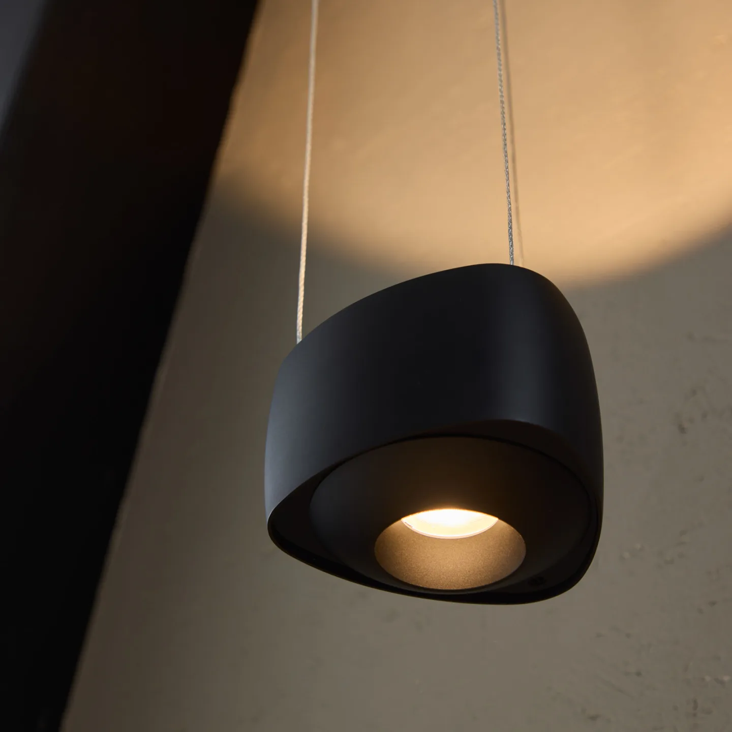 Air LED-hengelampe, svart, 13 cm, aluminium – LOOM DESIGN - Stue - Moderne - Med skjerm