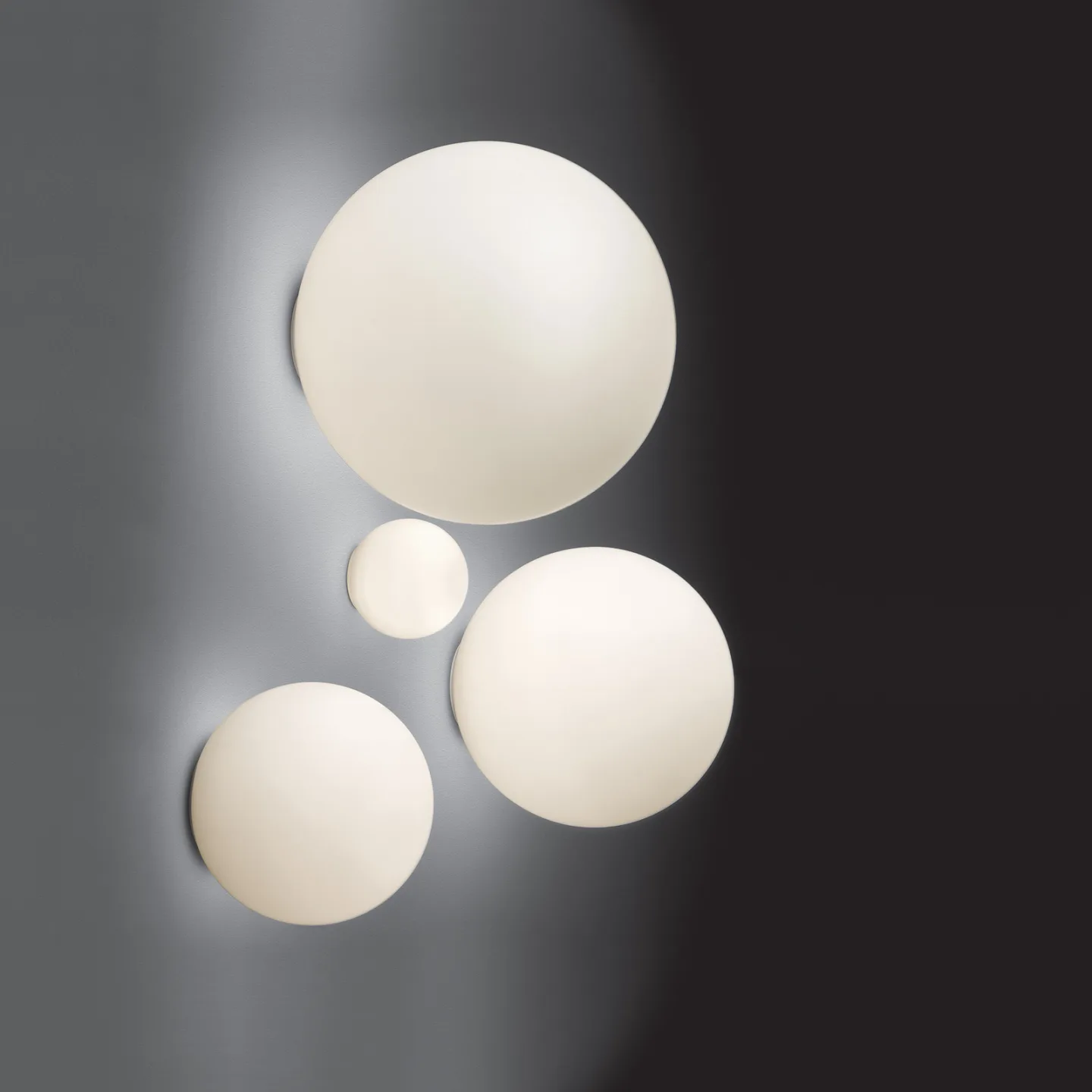 Dioscuri 14 tak-/vegglampe, opalglas, IP44 – Artemide - Stue - Design - Glass - Kule