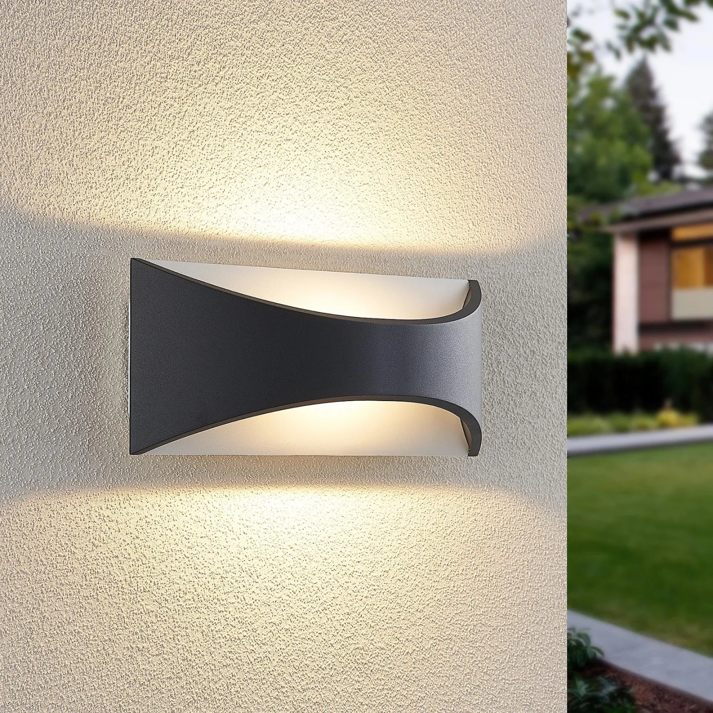 Mathea LED Utomhus Vägglampa L30 Dark Grey/White - Lindby - Terrass - Modern - Metall - Vinklad