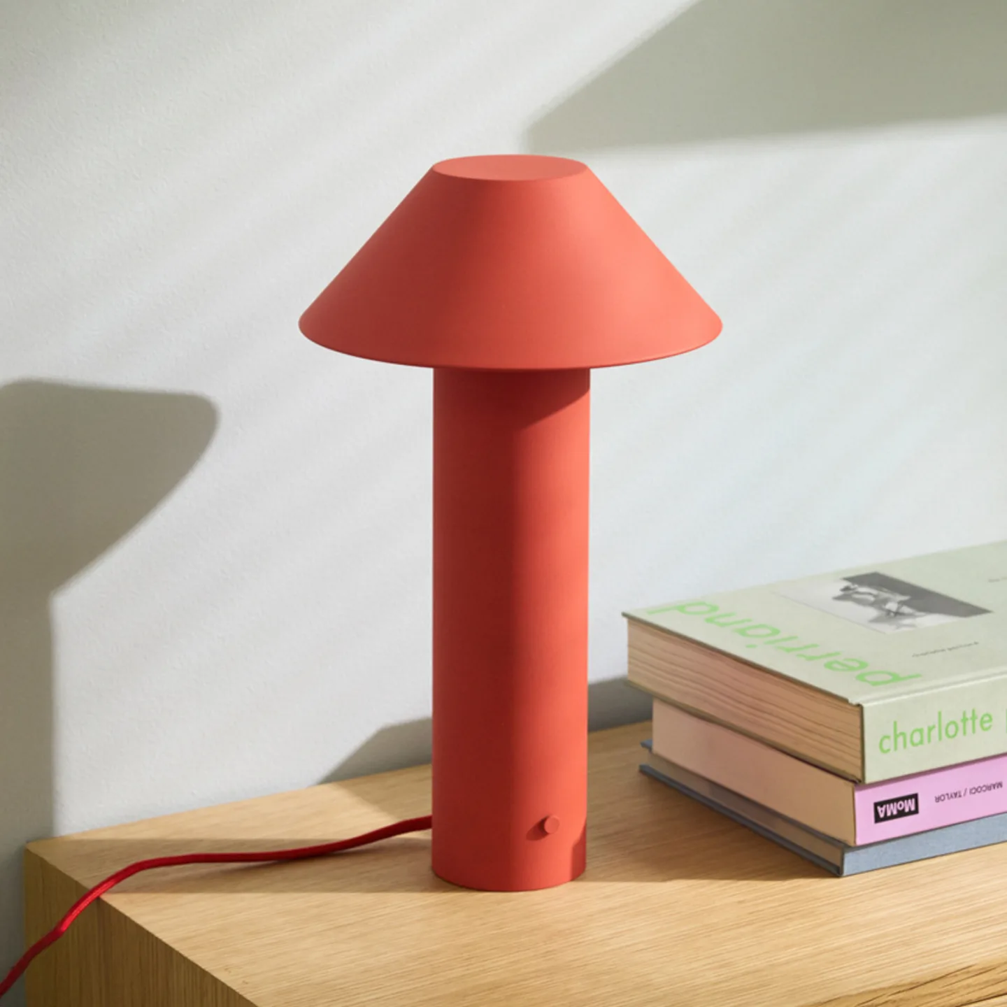 Tower LED-bordlampe, rød, højde 32 cm – Hübsch - Stue - Moderne - Metal - Med skærm