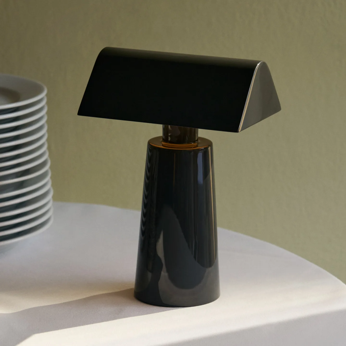 Caret MF1 Akku-Tischleuchte, anthrazit, IP44 - &TRADITION - Wohnzimmer - Design - Metall - Mit Schirm