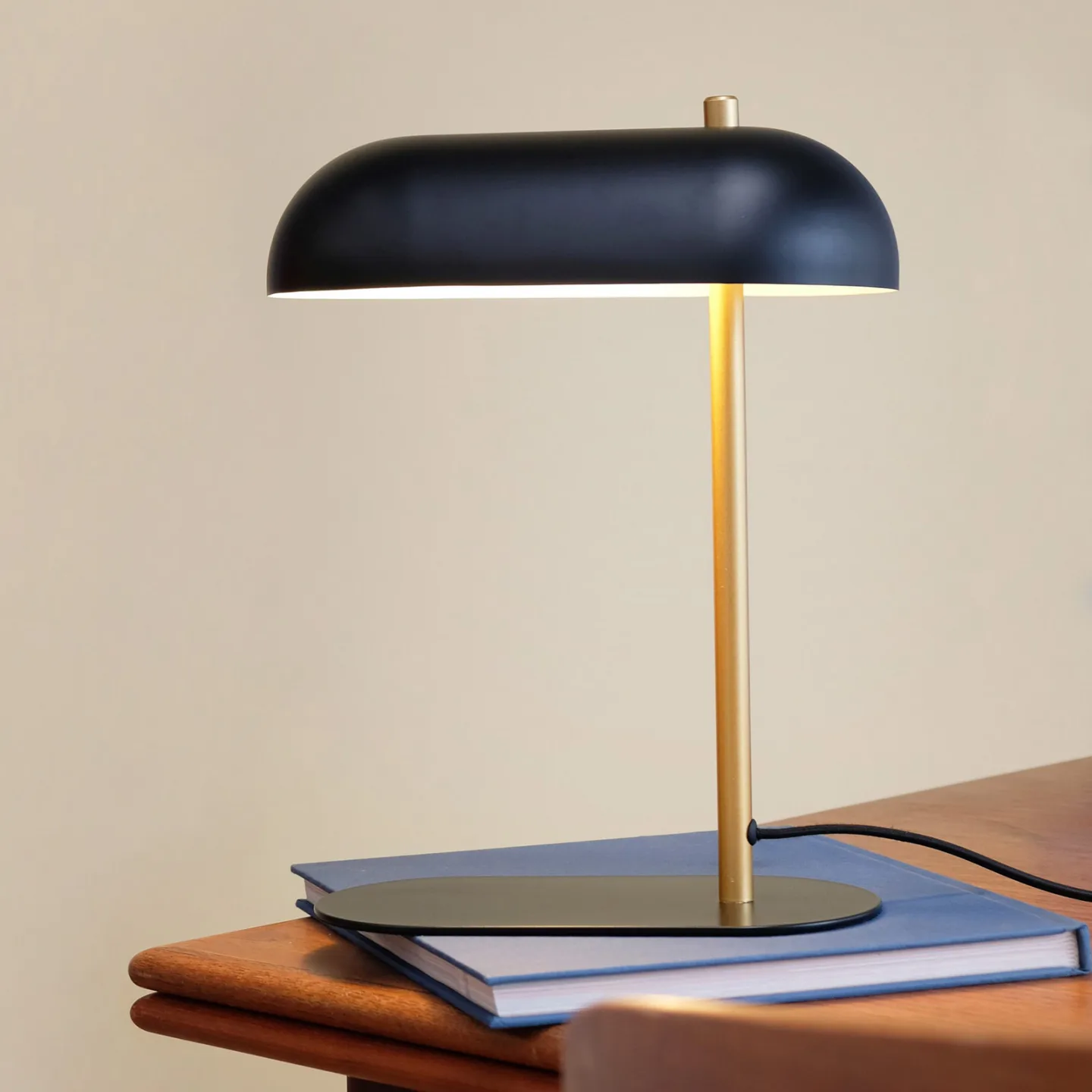 Arch bordlampe Matt Black/Brass - Dyberg Larsen - Kontor / arbejdsværelse - Design - Metal - Med skærm