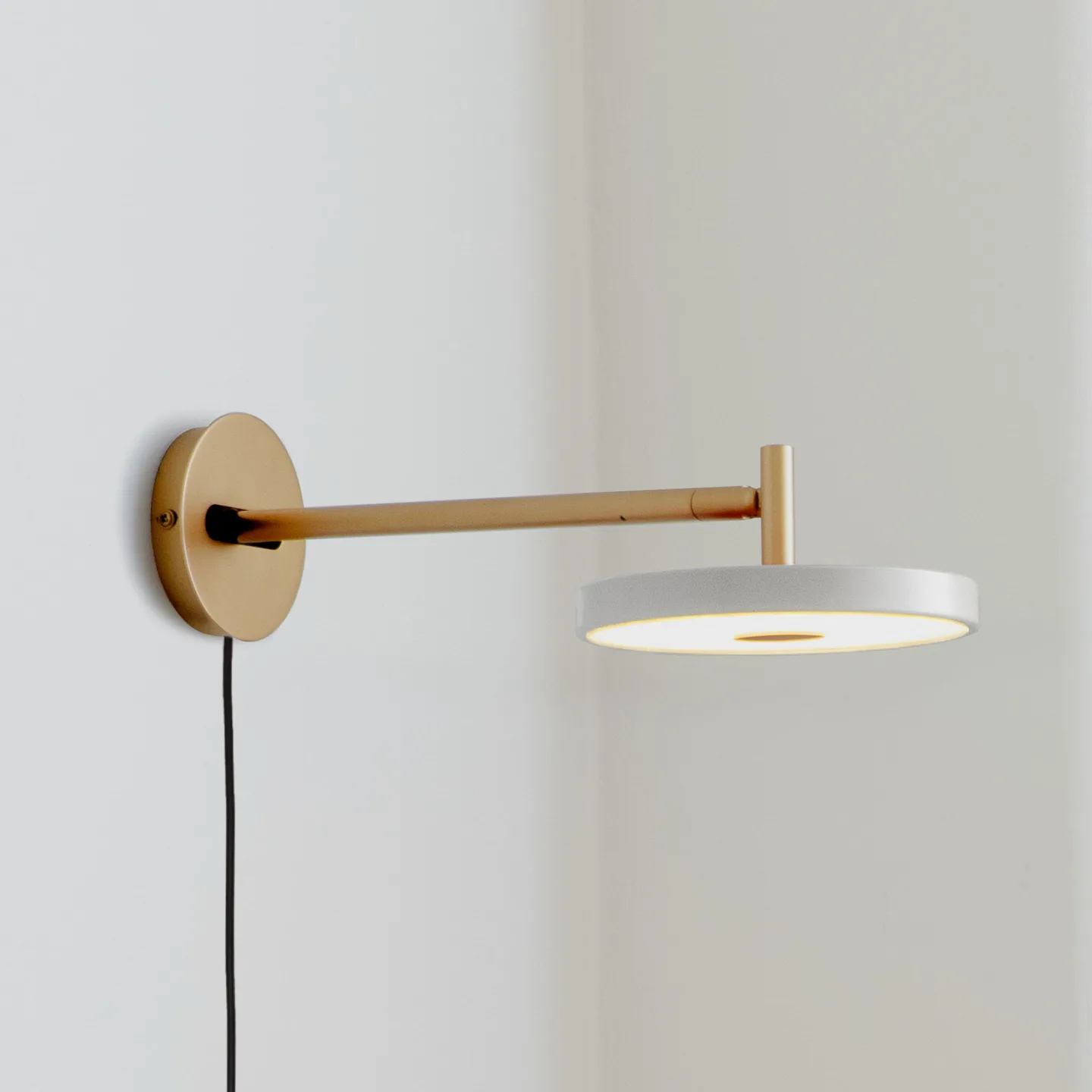 Asteria Short LED-Wandlampe, grau/messing, Stecker - UMAGE - Wohnzimmer - Design - Metall - Einflammig