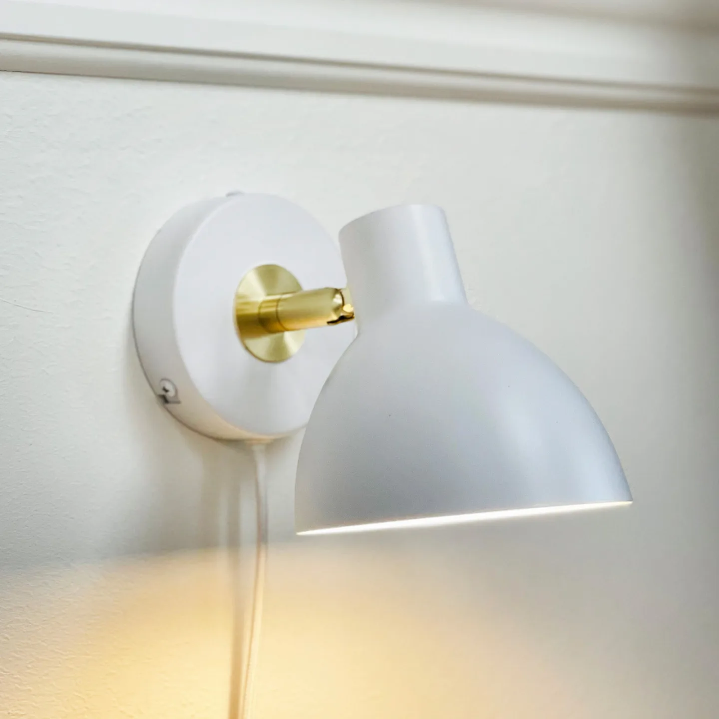 Lilje vegglampe hvit/messing – DybergLarsen Dyberg Larsen - Stue - Design - Metall - Med skjerm