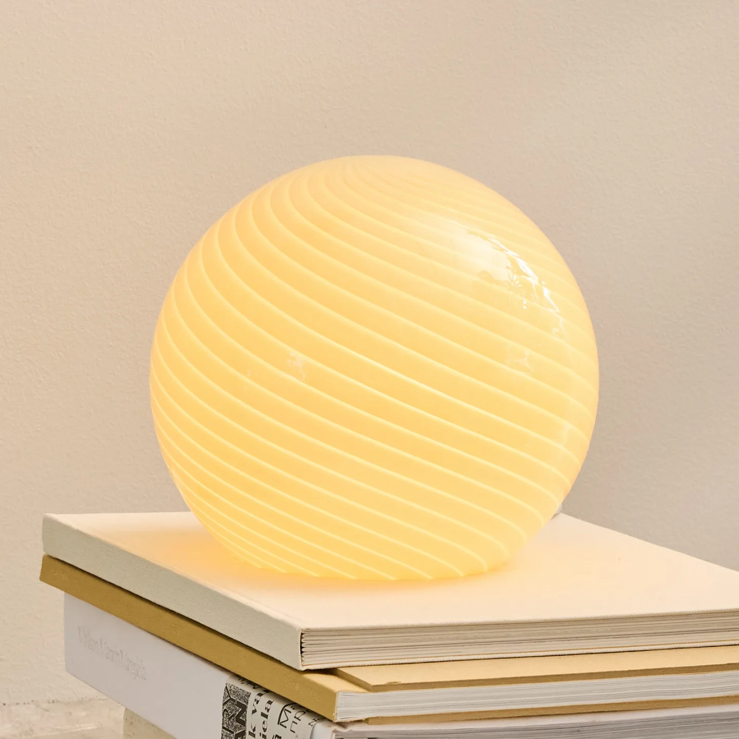 CANDY bordlampe, kremfarget, Ø 20 cm, glass, E14 – Halo Design - Stue - Med en lyskilde