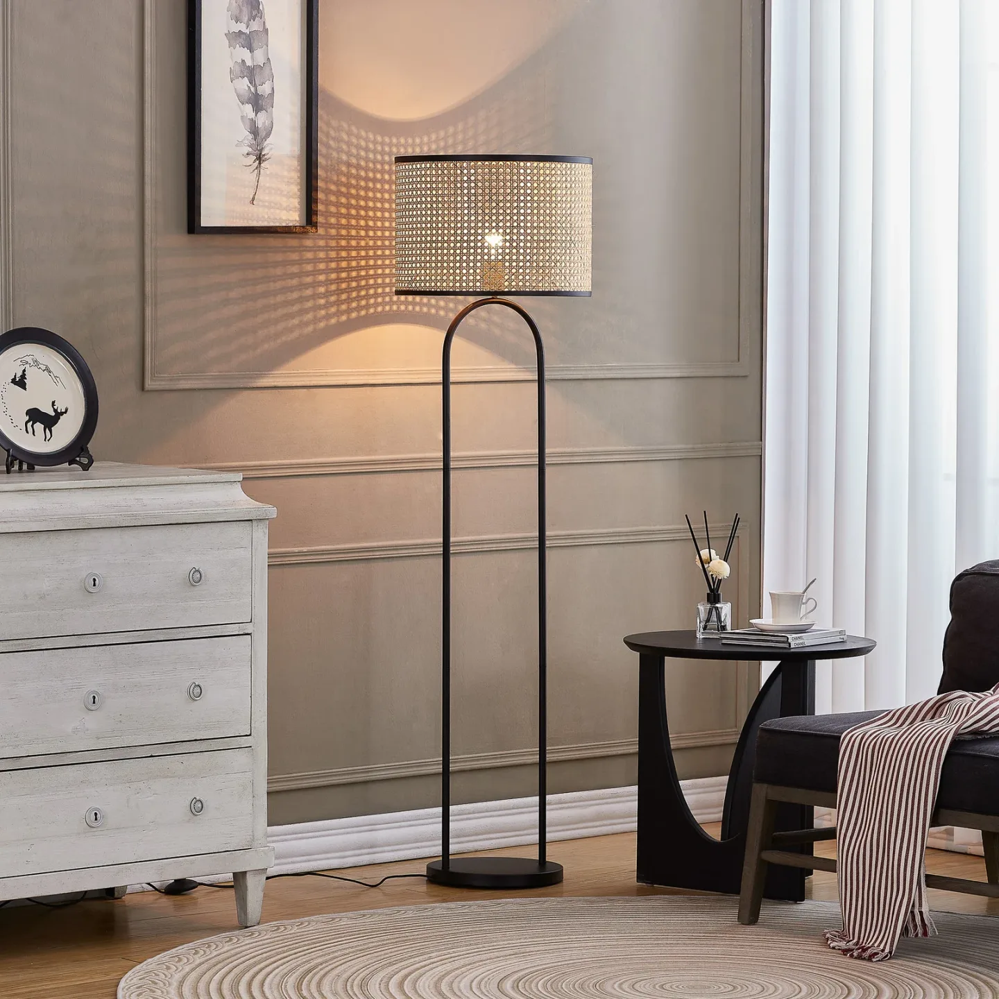 Lindby Stehleuchte Yaelle, 146 cm hoch, Rattan, schwarz, E27 - Wohnzimmer - Skandinavisch - Holz - Mit Schirm