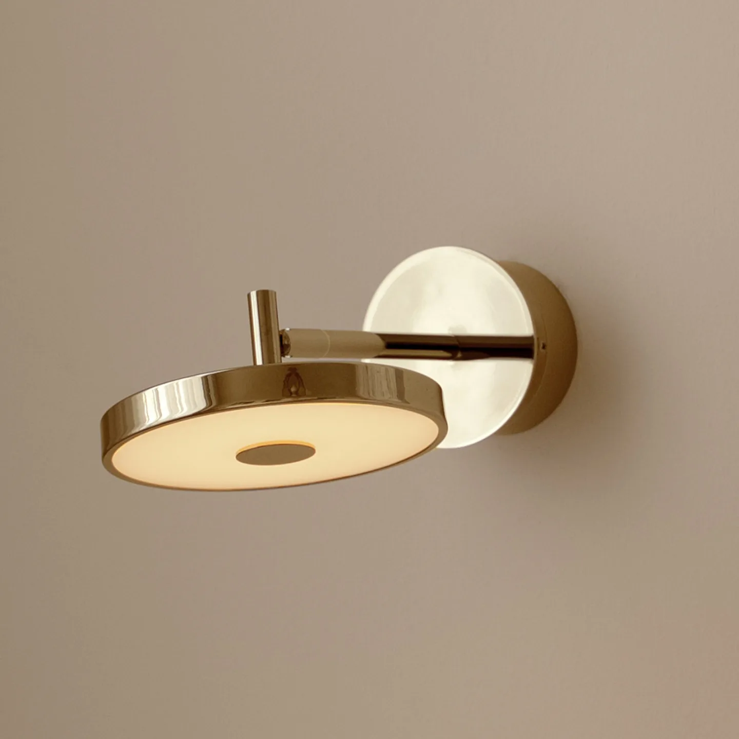 Asteria SHORT HW LED-vägglampa mässing polerad 28 cm - UMAGE - Vardagsrum - Design - Metall - Med en ljuskälla