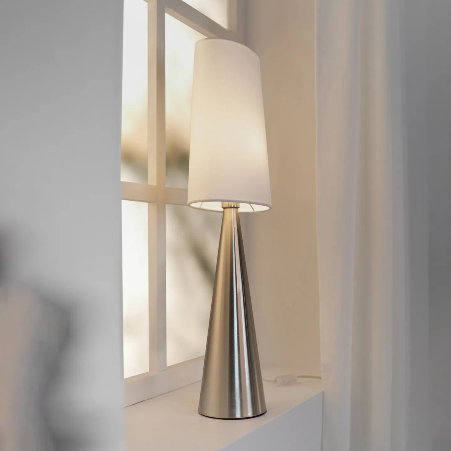 Conus Tischleuchte Nickel/Off-White - Markslöjd - Wohnzimmer - Modern - Metall - Mit Schirm