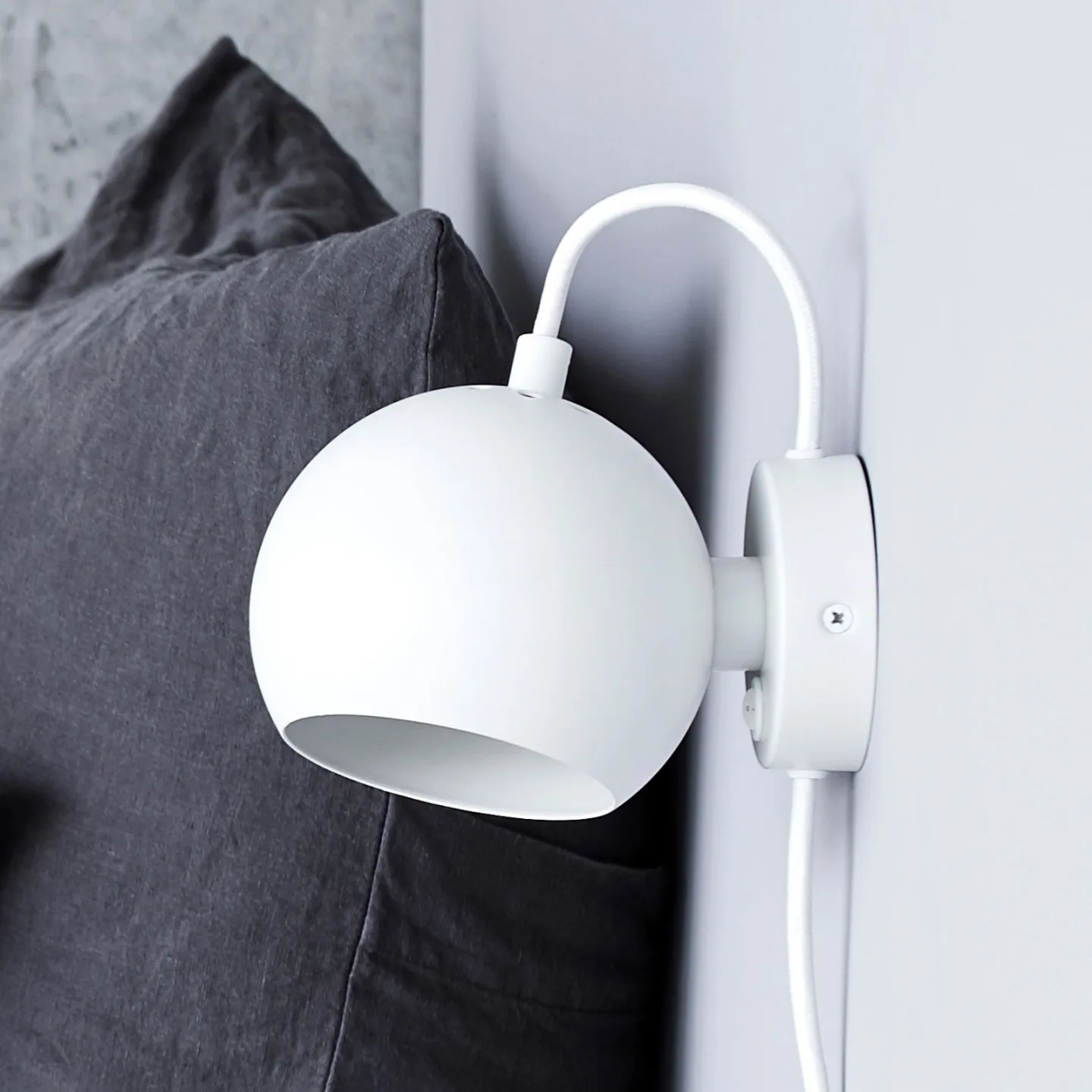Ball Wandleuchte Matt White - Frandsen Ball Magnet - Wohnzimmer - Design - Metall - Einflammig