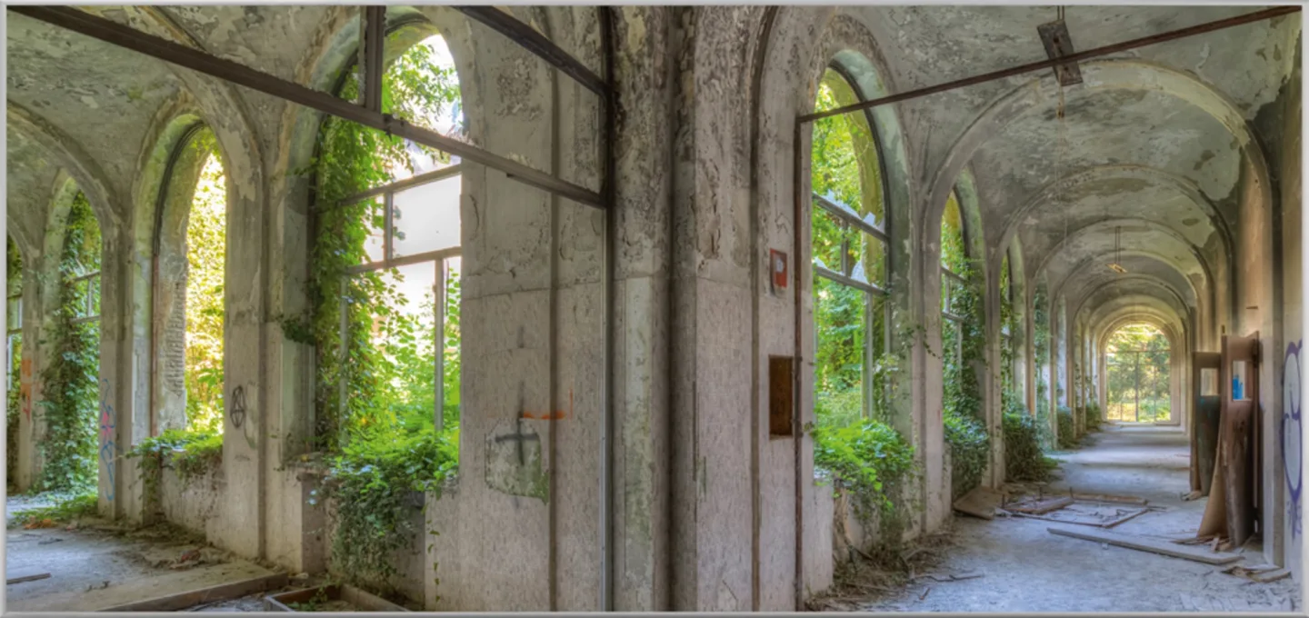 image LAND Bild mit Rahmen Lost Place Geteilter Flur | Schubiger Möbel