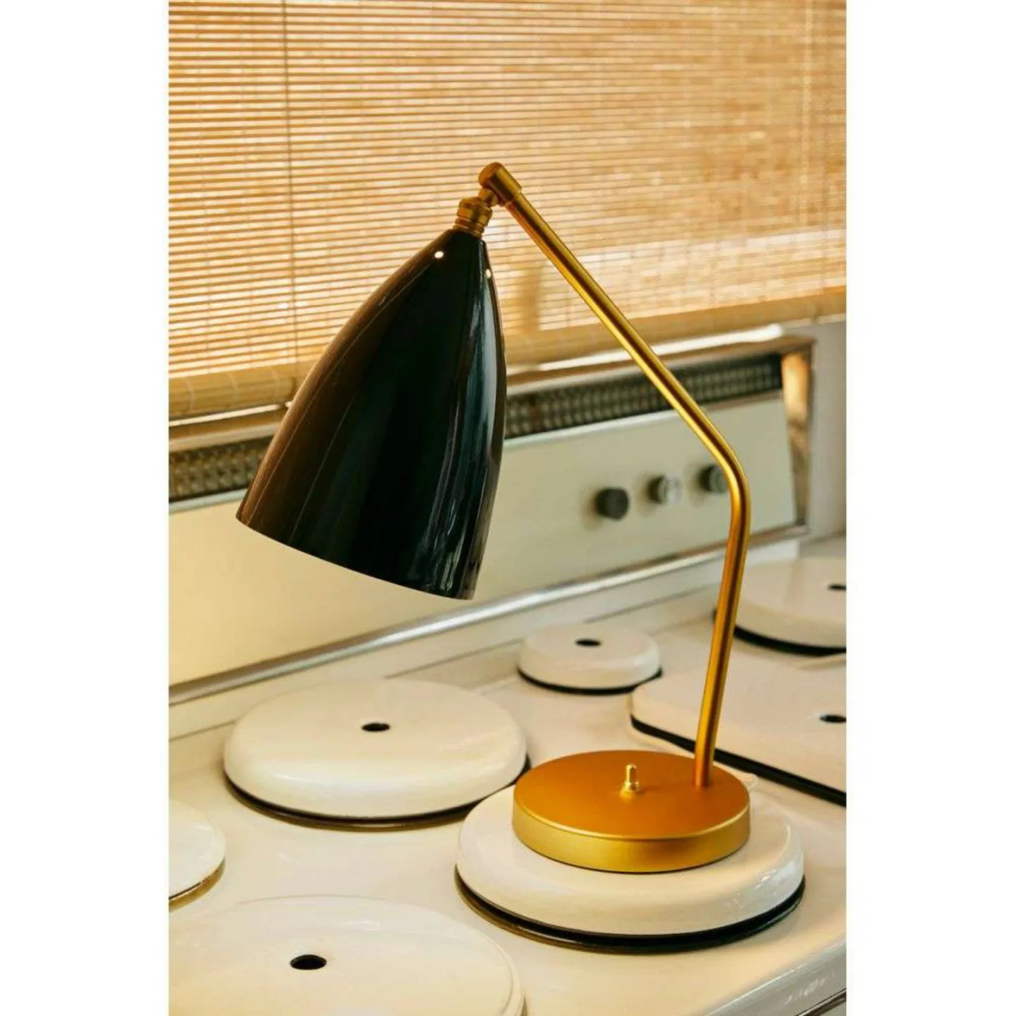 Gräshoppa Tischleuchte Glossy Black/Brass - GUBI - Wohnzimmer - Metall
