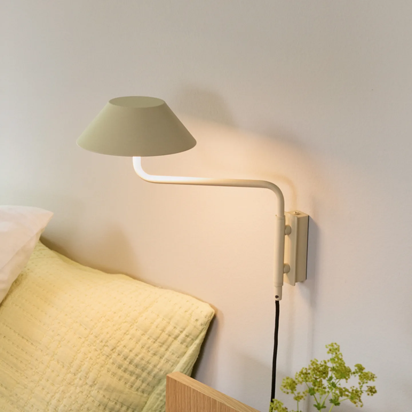 COVER LED-vegglampe i sandfarge, utstikk 30 cm – Hübsch - Stue - Moderne - Metall - Med avstand