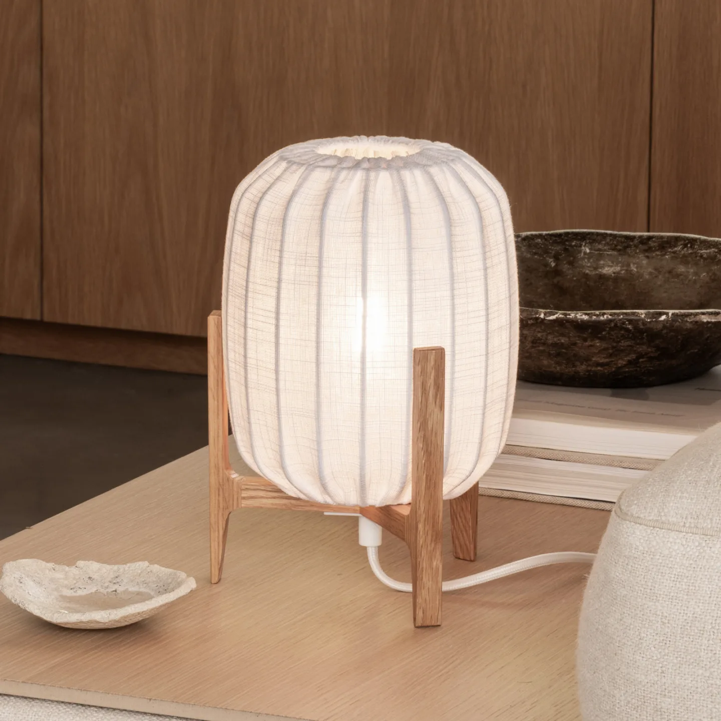 Prisma bordlampe, eik/hvit, 24 cm, tre – Watt & Veke - Stue - Design - Med en lyskilde