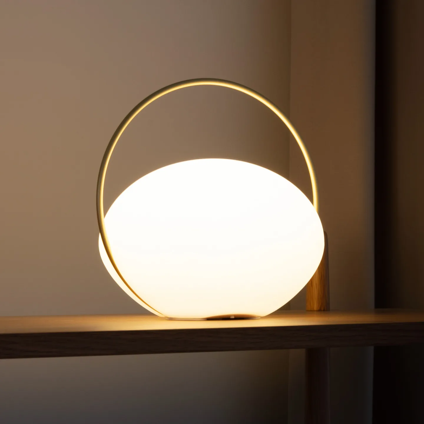Umage Orbit portabel bordslampa Ø19,5 cm