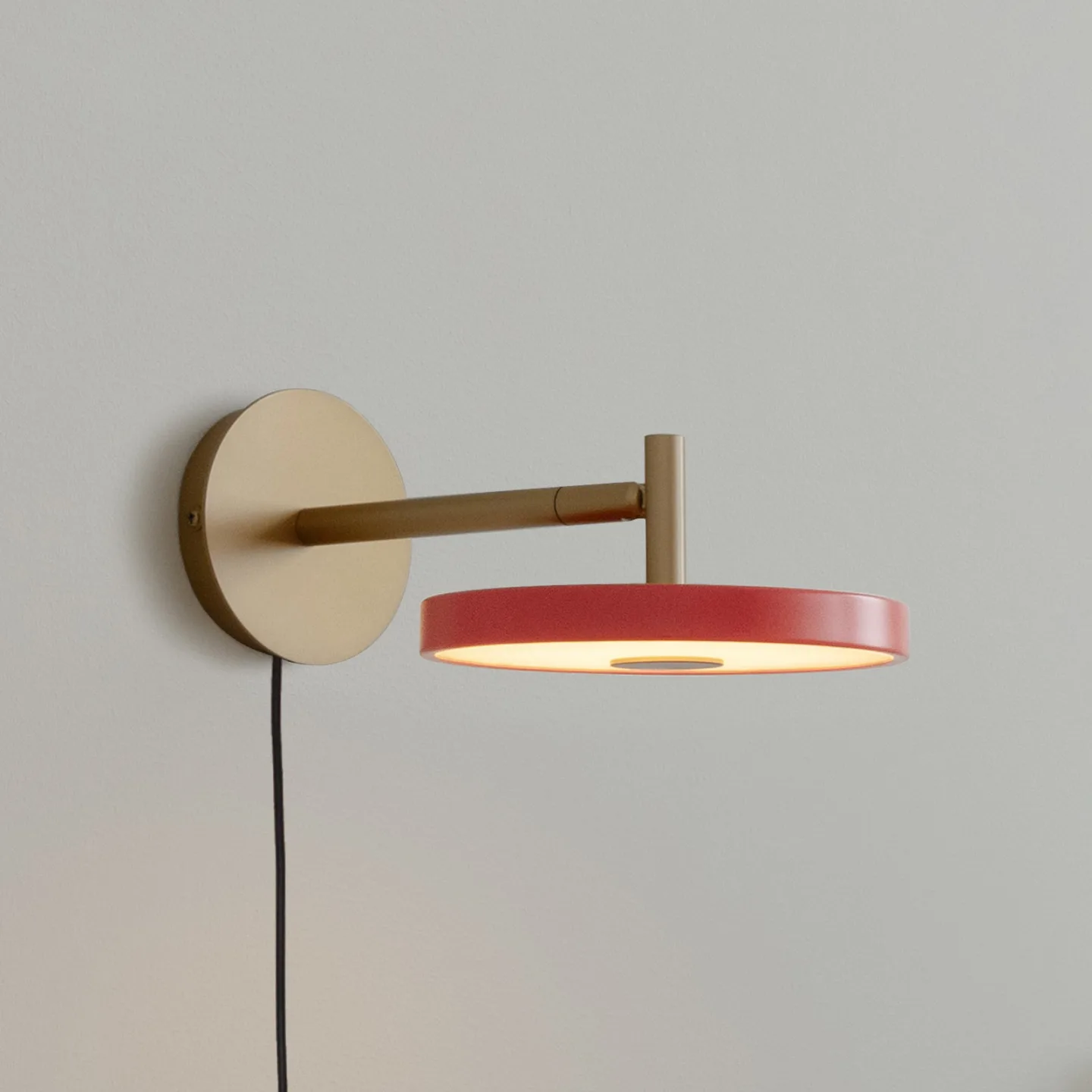 Asteria Short LED-Wandlampe, rosé/messing, Stecker - UMAGE - Wohnzimmer - Design - Metall - Einflammig