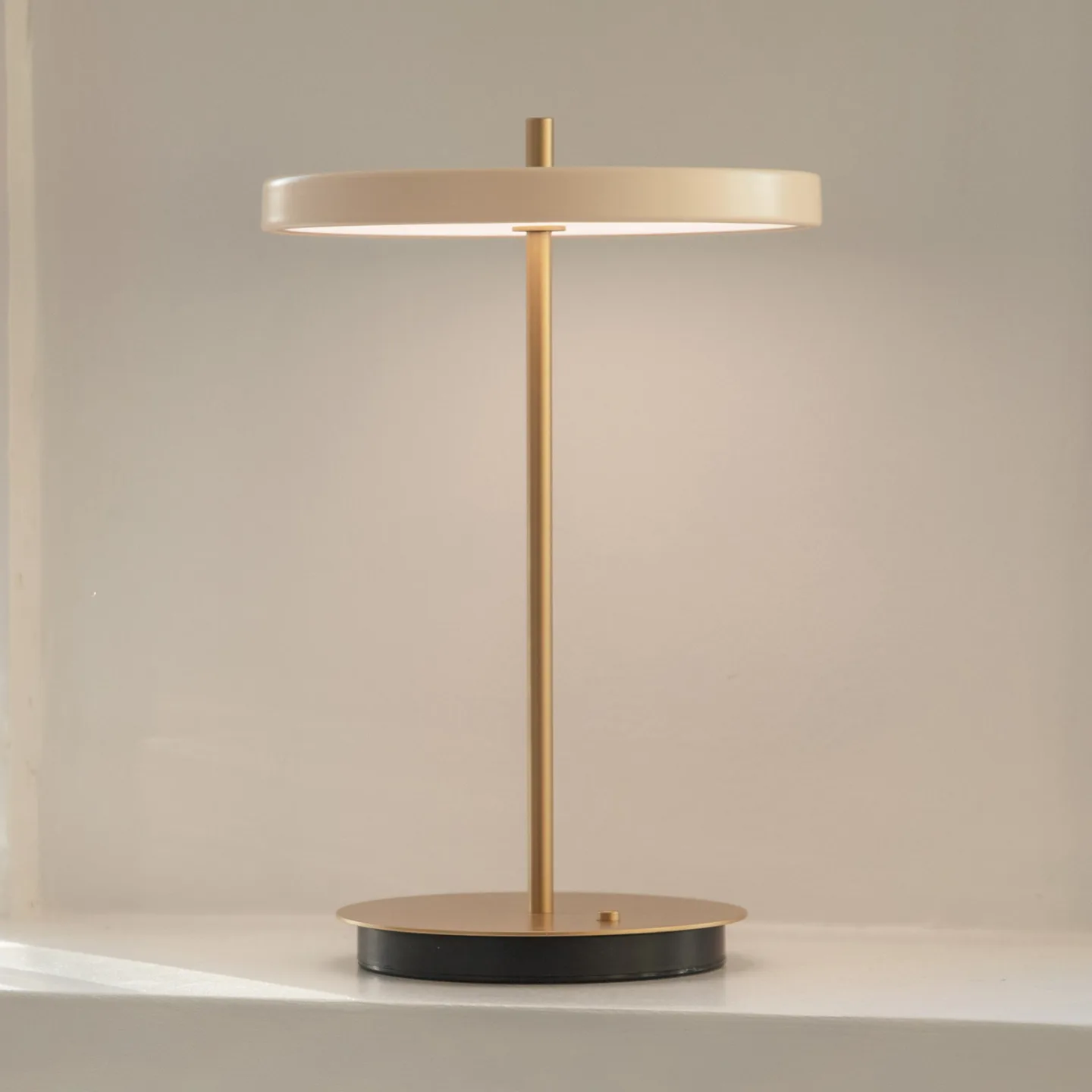 Umage Asteria Move Tischleuchte Pearl white