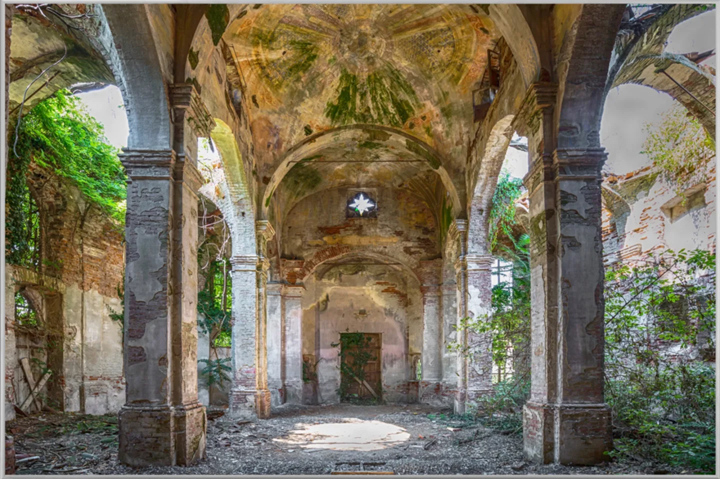 image LAND Bild mit Rahmen Verlassener Flur 2 | Schubiger Möbel