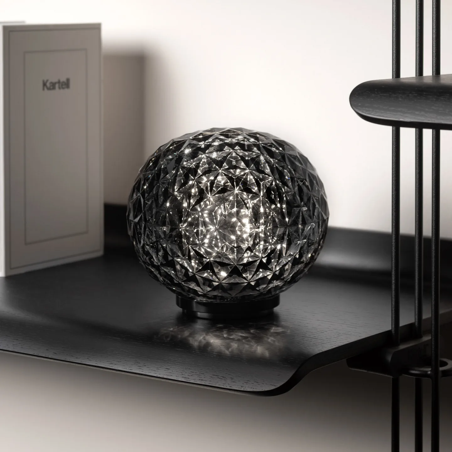 Mini Planet Battery Tischleuchte Smoke - Kartell - Wohnzimmer - Design - Kunststoff - Kugel