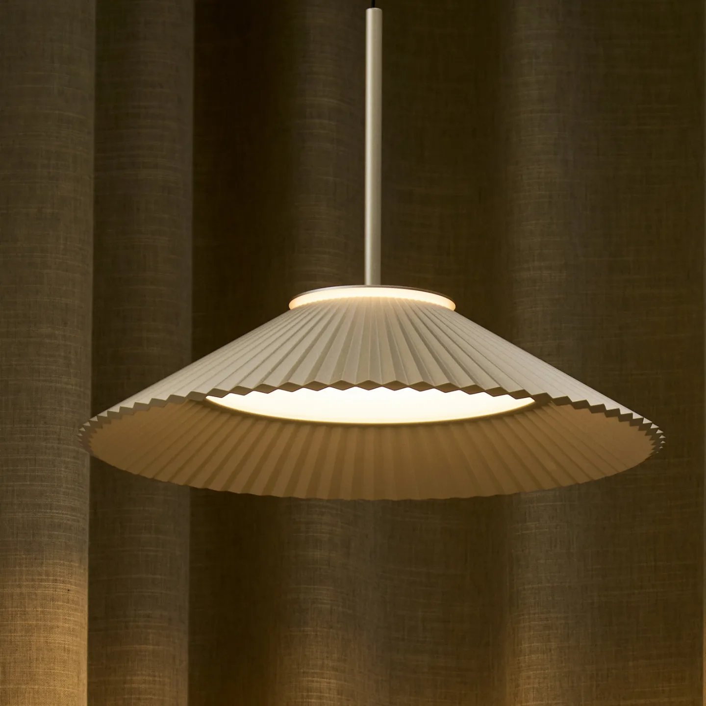Ballerina LED-hængelampe, cremefarvet, Ø 35 cm - LOOM DESIGN - Stue - Moderne - Aluminium - Med én lyskilde
