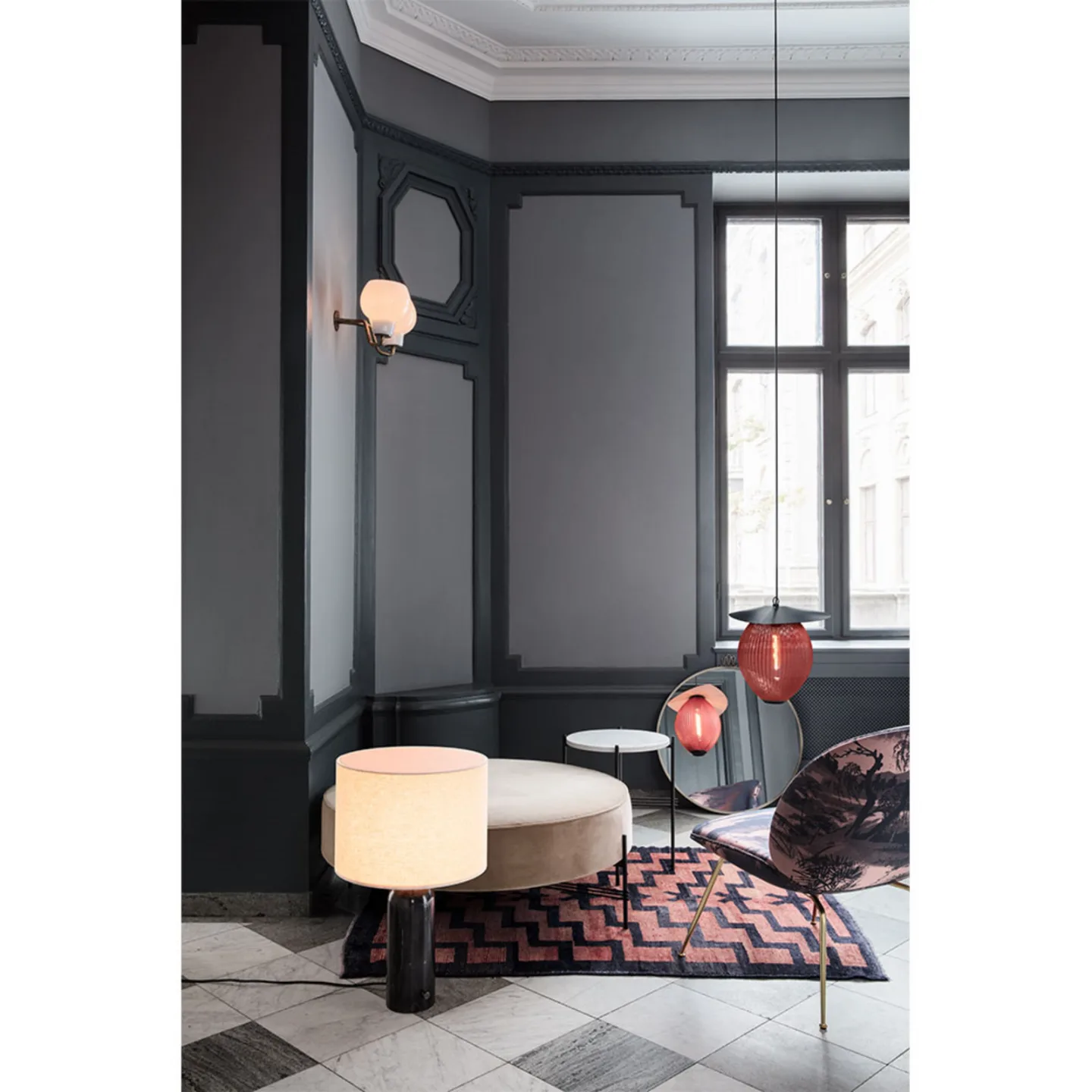GUBI Gravity L bordslampa grey marble + vit skärm