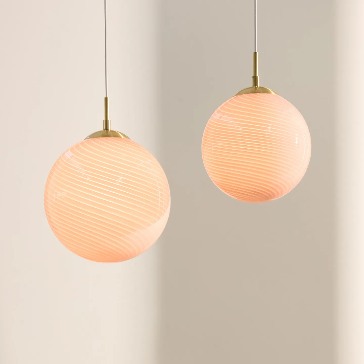 CANDY BALL Hängelampe, rosa/altmessing Ø 25 cm - Halo Design - Wohnzimmer - Glas - Einflammig