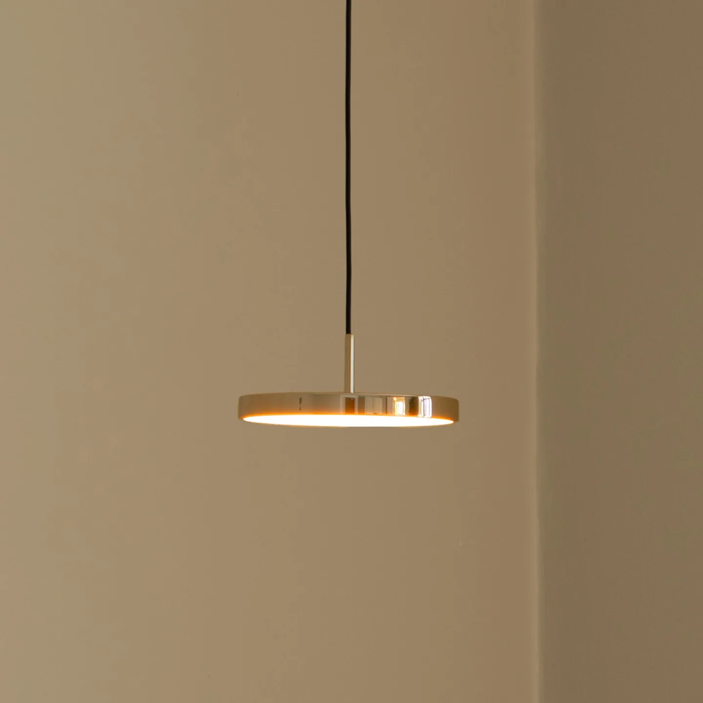 Asteria Micro LED-hængelampe, poleret messing, 15 cm - UMAGE - Stue - Design - Metal - Med skærm