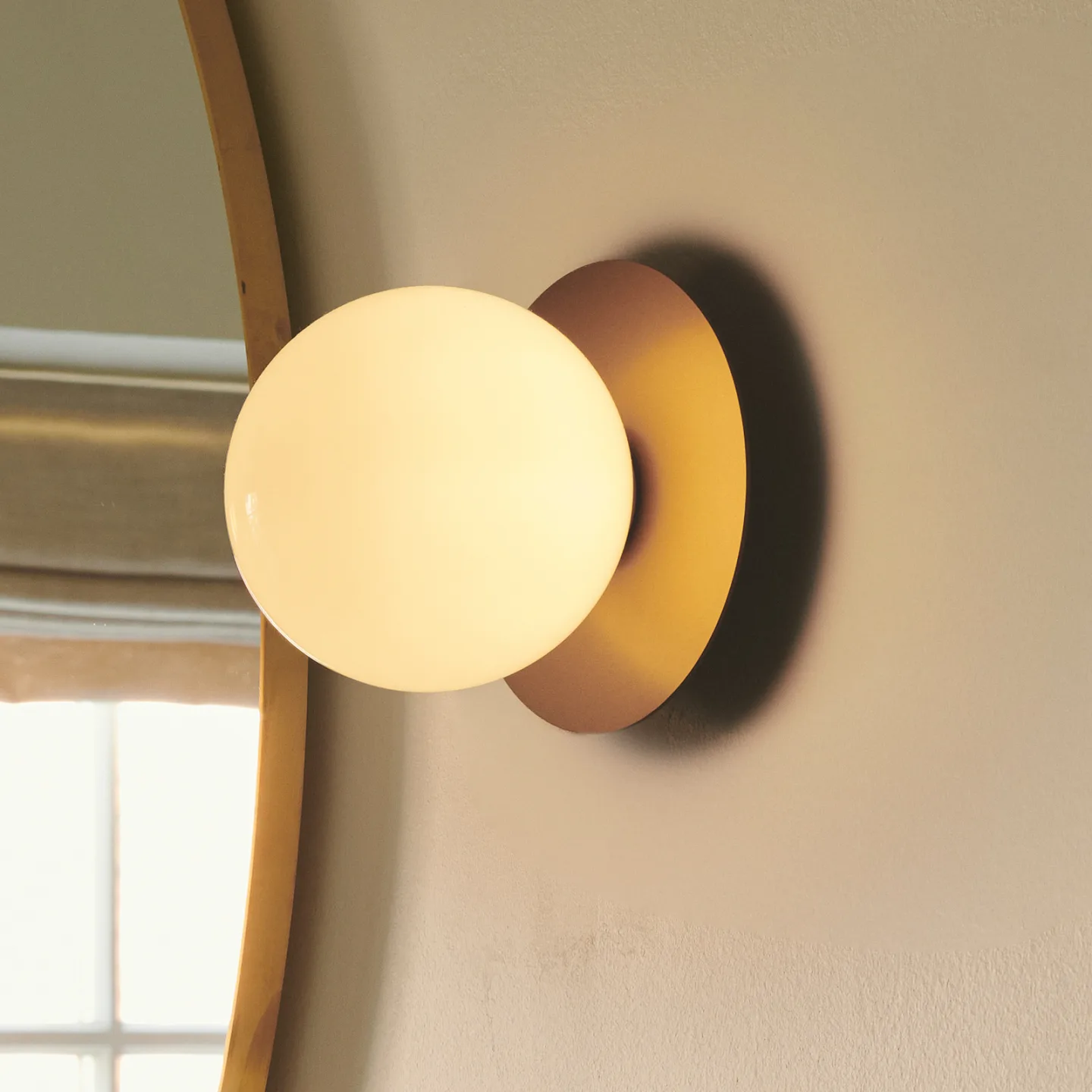 Liila 1 Medium Wandlampe, gold/weiß, IP44, G9 - Nuura Nuura Aps - Wohnzimmer - Design - Glas - Kugel