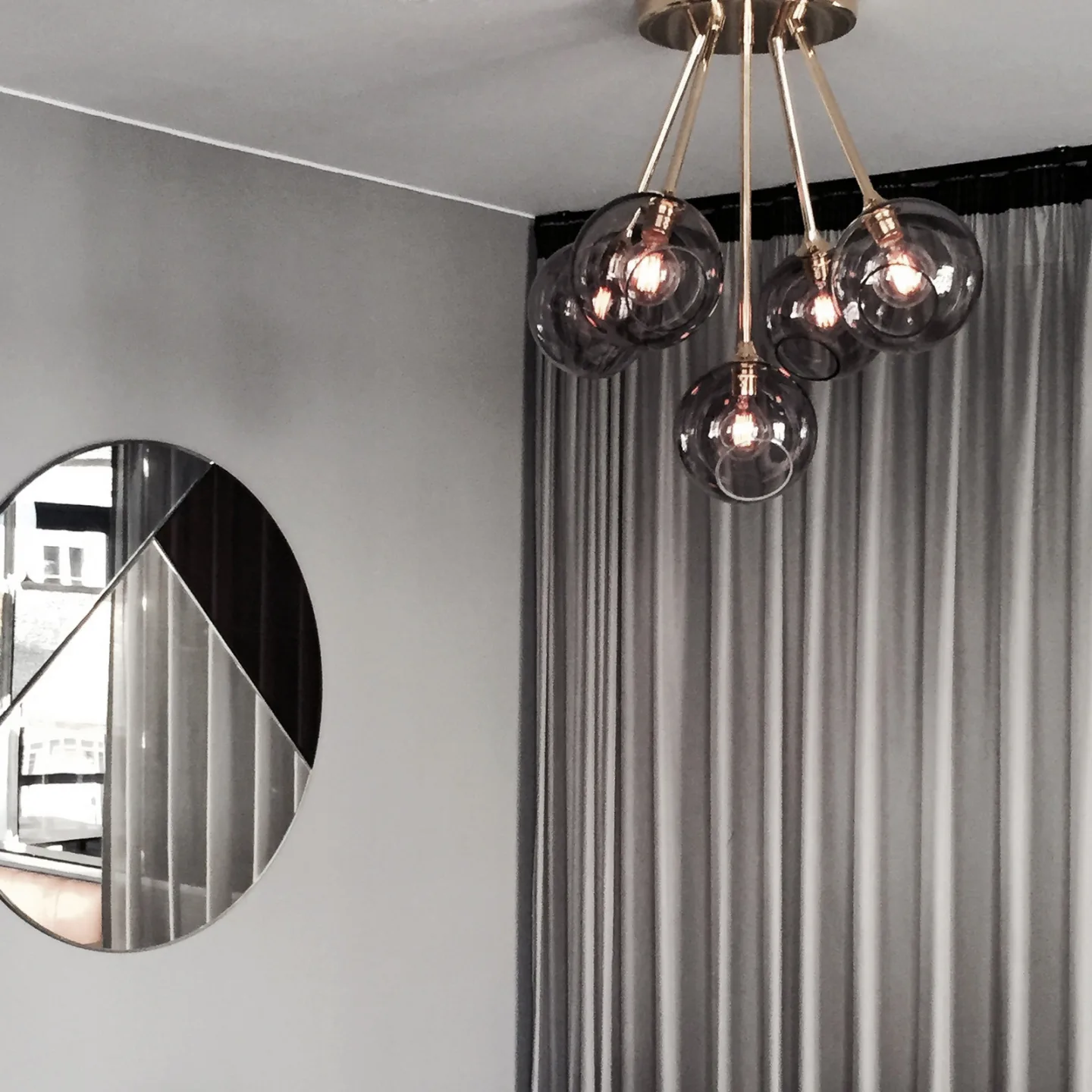 Ballroom Molecule Pendelleuchte Brass/Purple - Design By Us - Wohnzimmer - Glas - Mehrflammig
