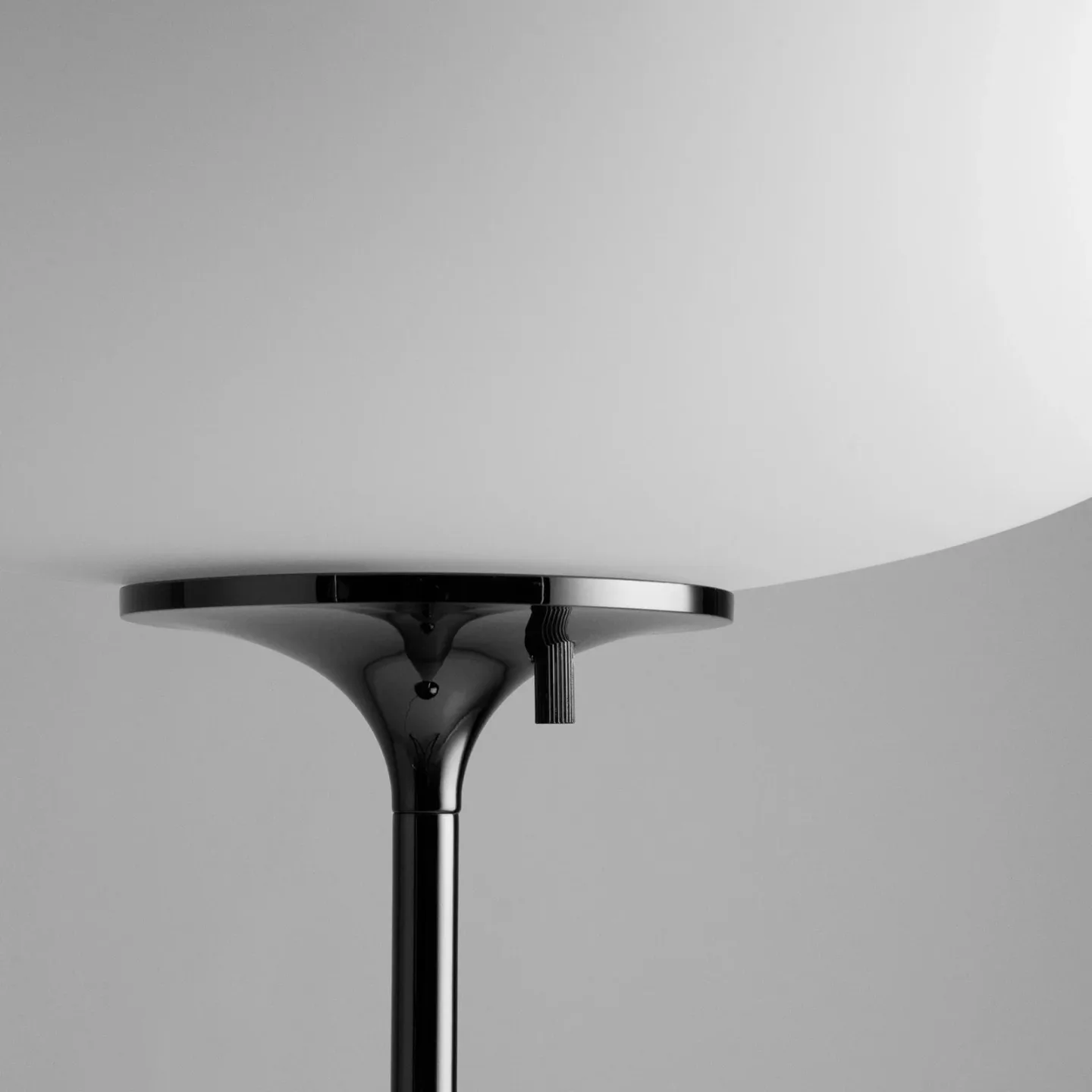 Stemlite gulvlampe, sort-krom, højde 110 cm, dæmpbar - Gubi - Stue - Design - Metal - Med én lyskilde