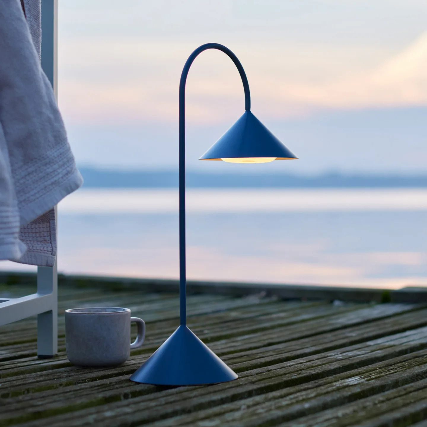 Grasp LED-batteridrevet bordlampe H47 Petrol - FRANDSEN - Balkong - Design - Metall - Med en lyskilde
