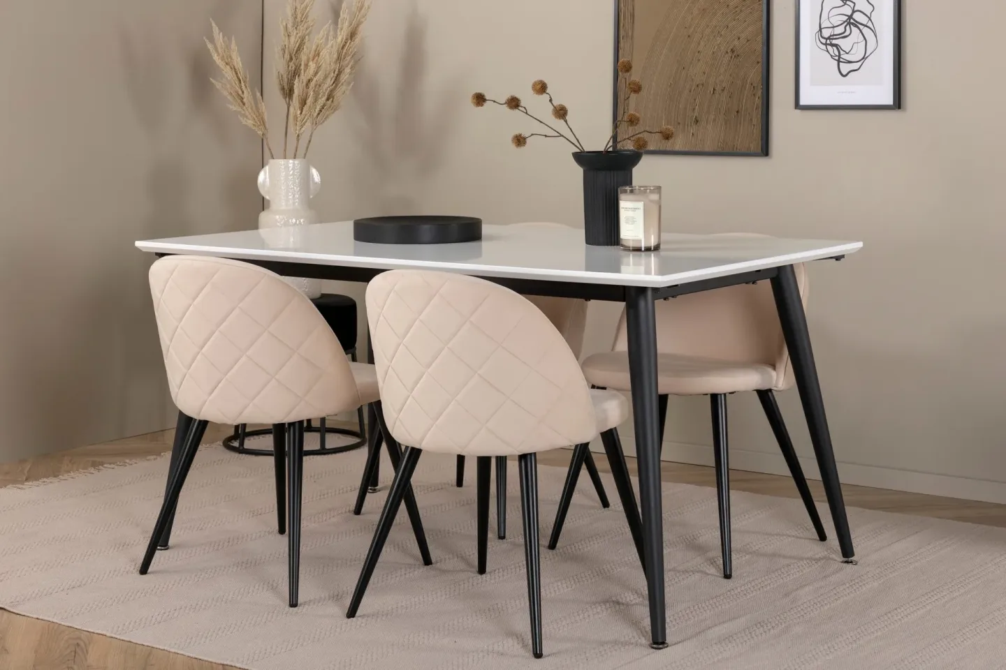 Jimmy matbord med 4st Velvet matstol -