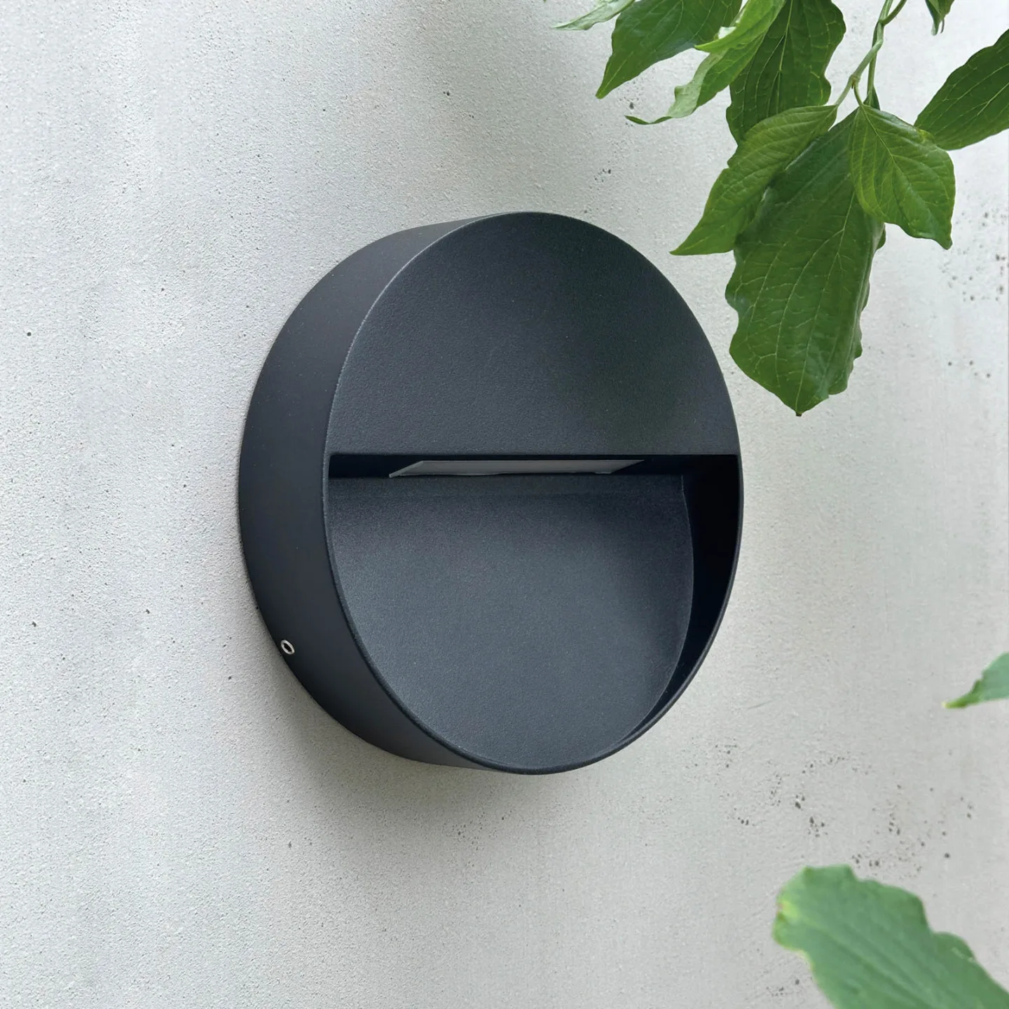 Pluto udendørs LED-væglampe, sort, Ø 15 cm – Dyberg Larsen - Design - Aluminium - Rund