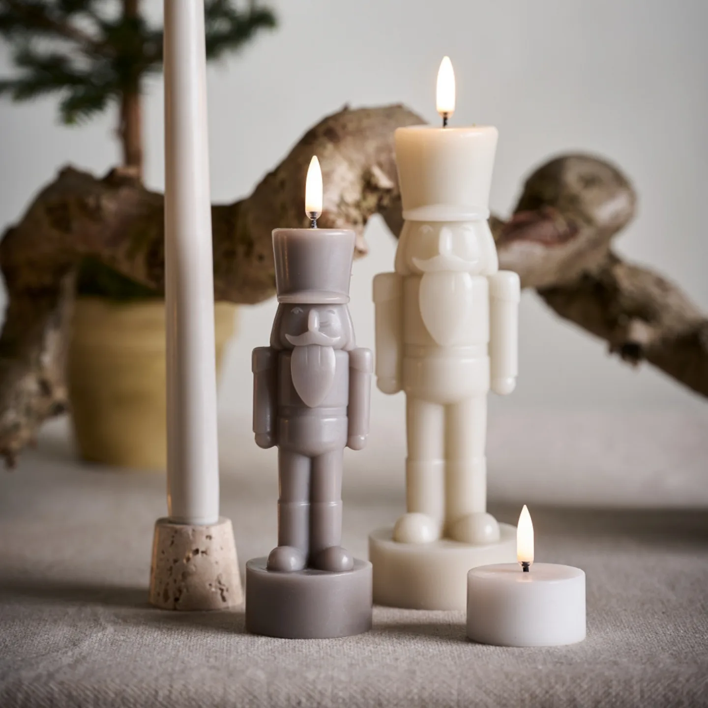NUTCRACKER LED-stearinlys, lysegrå, højde 21 cm - Uyuni Lighting - Stue - Andet - Med én lyskilde