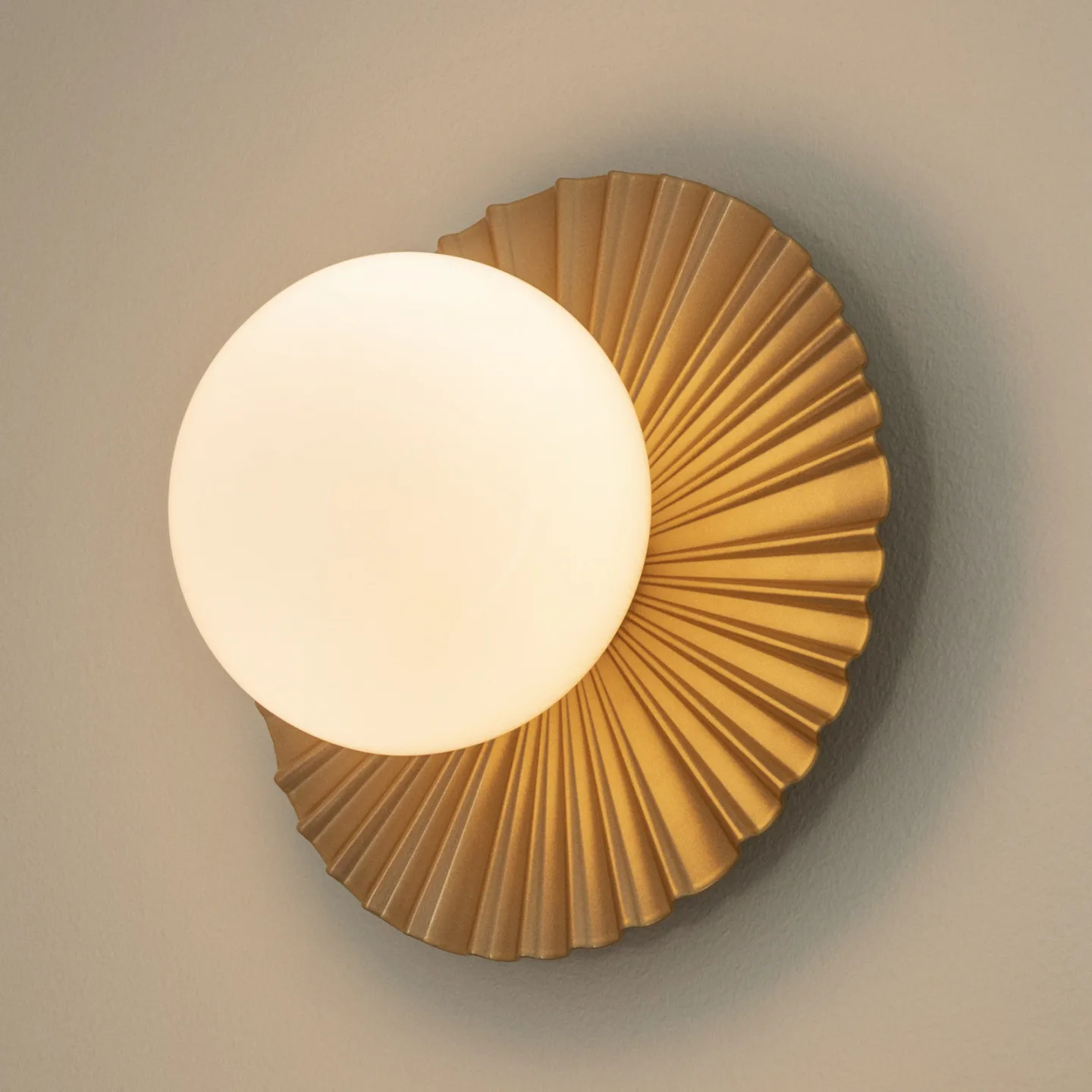 Liila Muuse loftlampe, guld/opal, Ø 20 cm, IP44 - Nuura Nuura Aps - Stue - Skandinavisk - Metal - Med én lyskilde