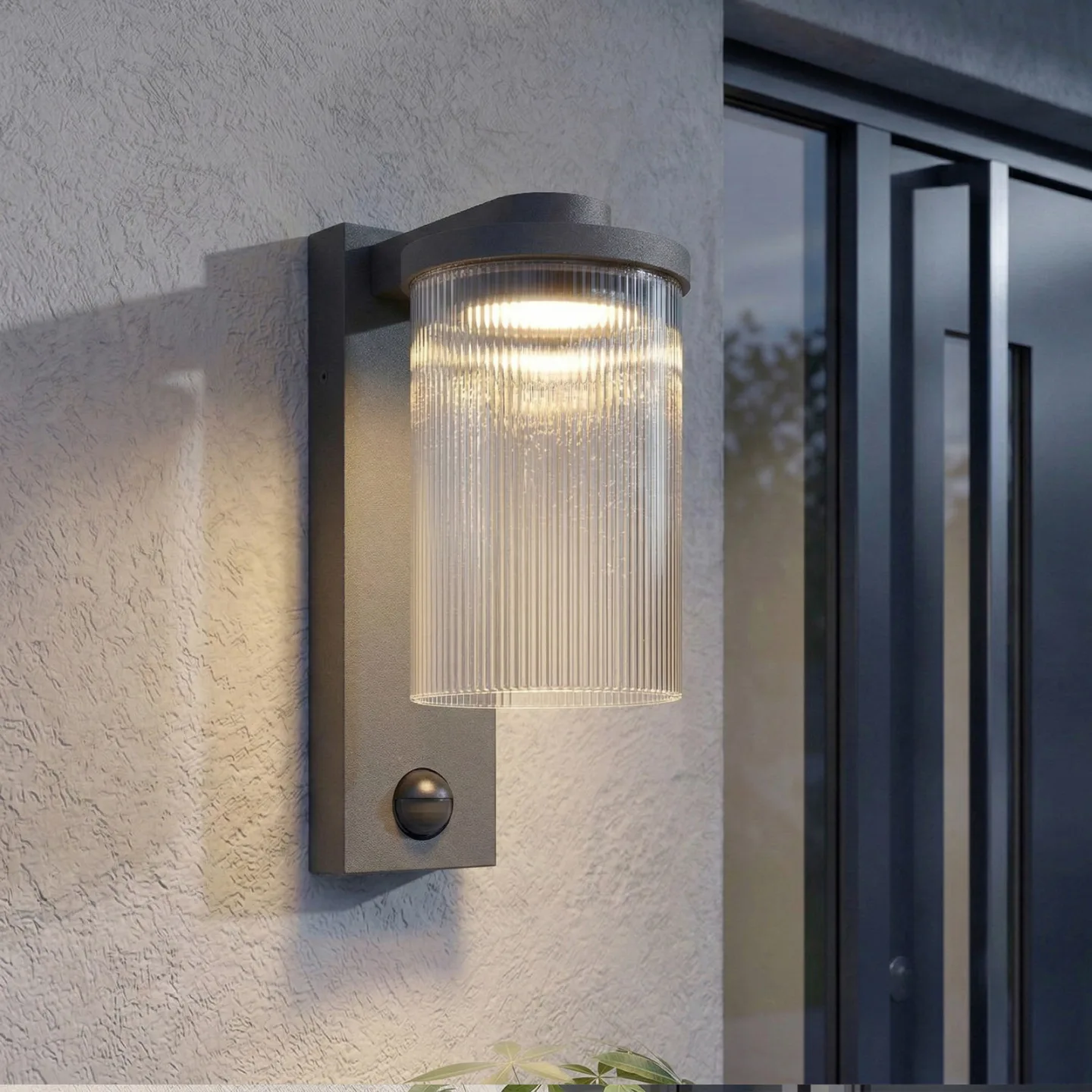 Beelia LED-utomhusvägglampa, sensor, IP65, glas, aluminium, antracit - Lucande - Terrass - Modern - Med en ljuskälla