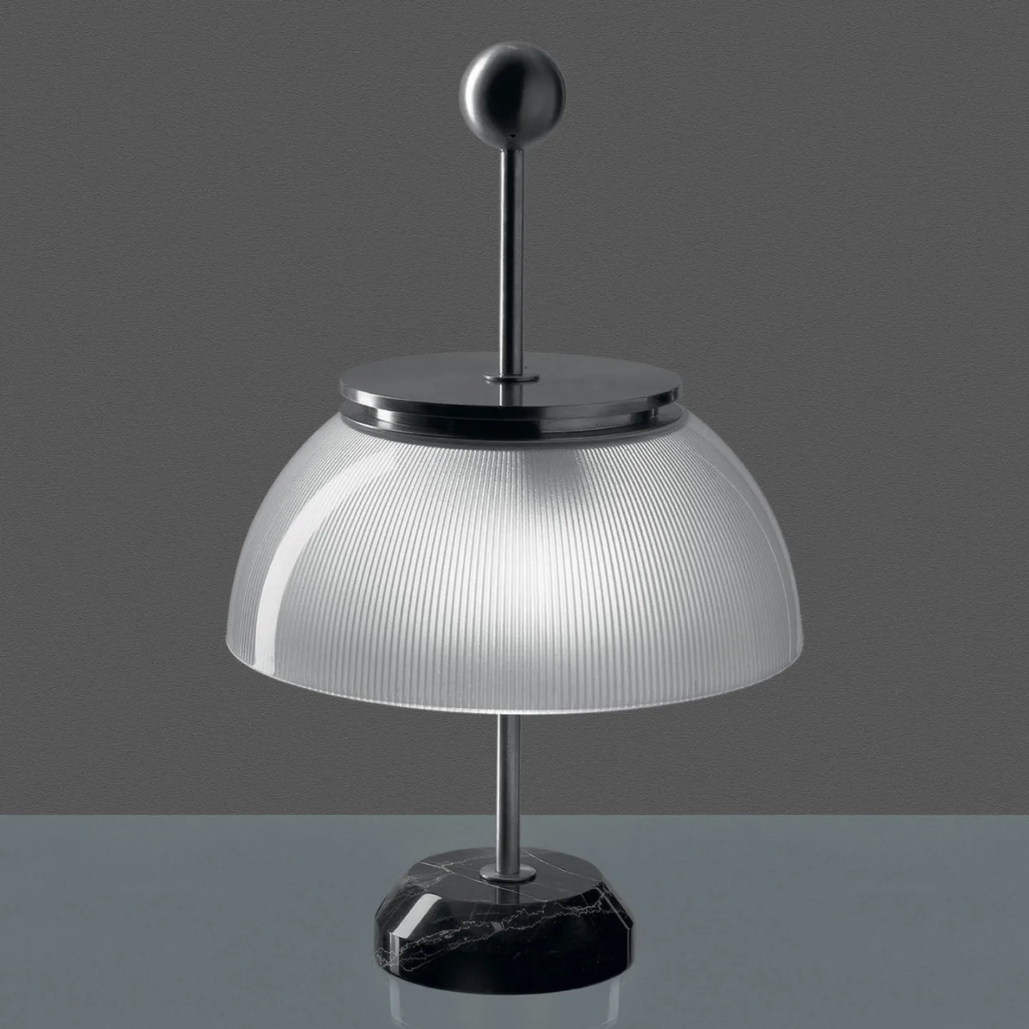 Alfa T Bordlampe - Artemide - Stue - Design - Sten - Med skærm
