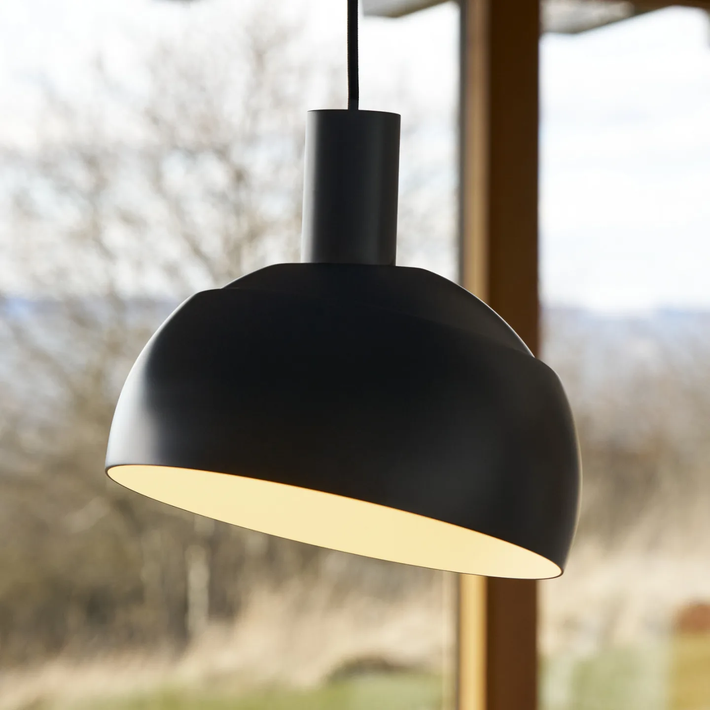 FJ Elements hengelampe svart Ø 25 cm E27 - Louis Poulsen - Stue - Moderne - Aluminium - Med skjerm