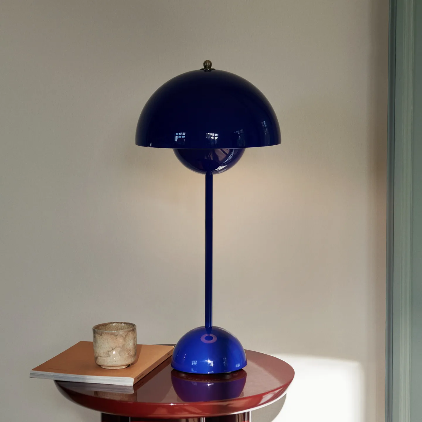 Flowerpot VP3 bordlampe, koboltblå, 50 cm - &TRADITION - Stue - Design - Metal - Med én lyskilde