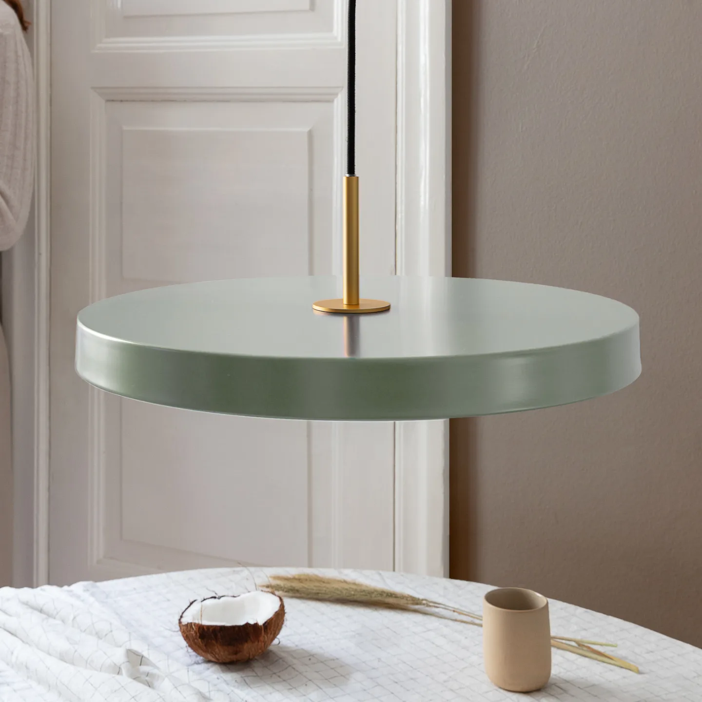 Asteria Medium LED-hänglampa ljusgrön/mässing 43 cm - UMAGE - Vardagsrum - Design - Metall - Med en ljuskälla