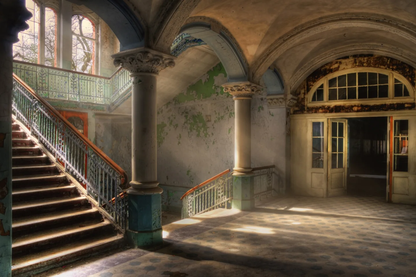image LAND Alubild Lost Place Treppenhaus 4 | Schubiger Möbel