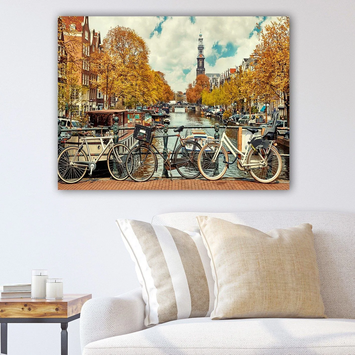 Canvastavla 70x100 cm - Cyklar vid en kanal i Amsterdam omgiven av höstfärger - Guldorange / Mörkblå / Vit